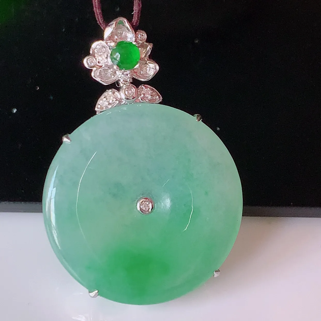 自然光实拍，18K金镶嵌冰种飘绿翡翠平安扣吊坠，平安是福；翠色灵动，很美的料子，平安扣佩戴优雅迷人！#00.13整体30*21*6.2裸石21-21*