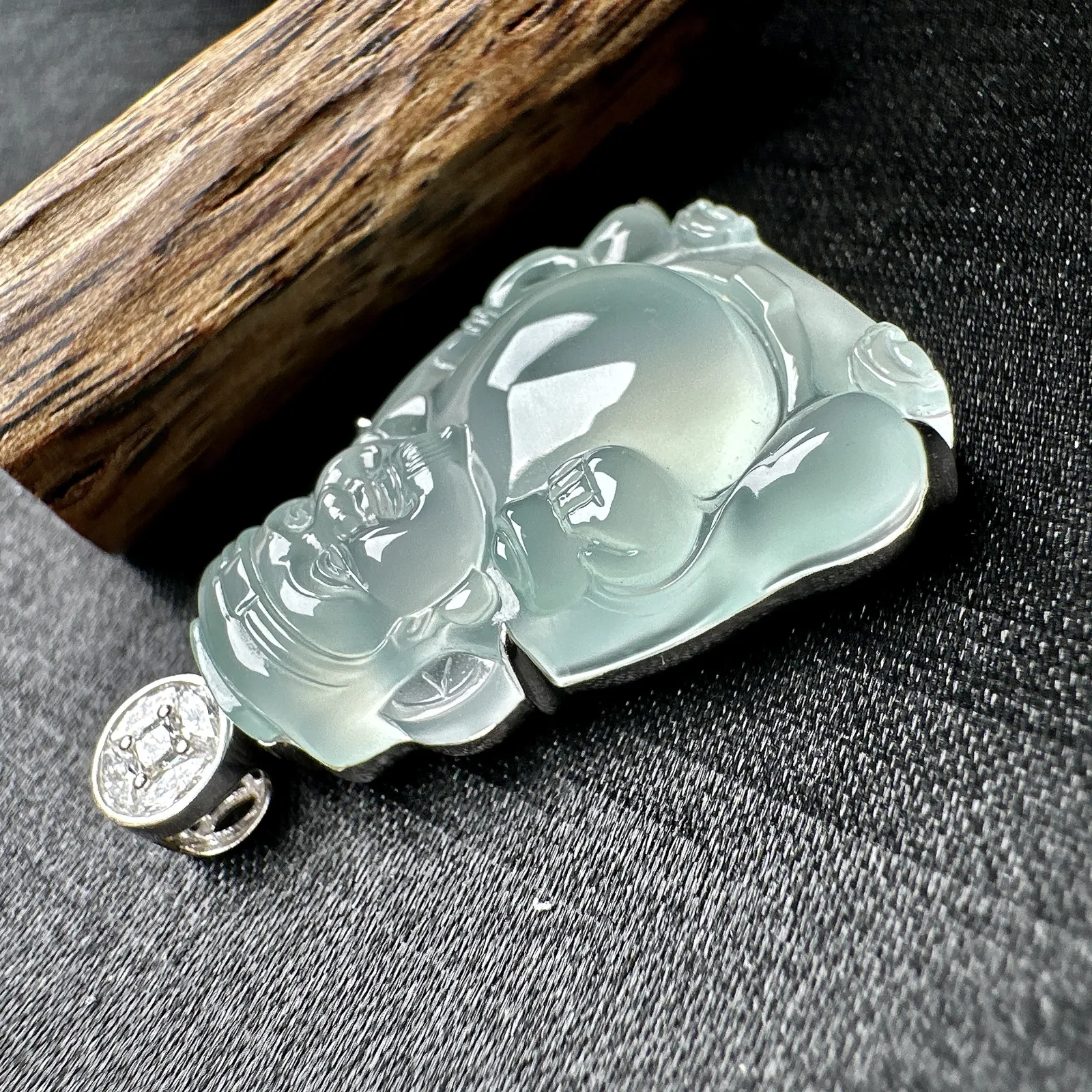 【冰种财神】质地细腻，饱满圆润，笑口常开，18k金钻镶嵌，裸石尺寸26.3*16.2*6毫米