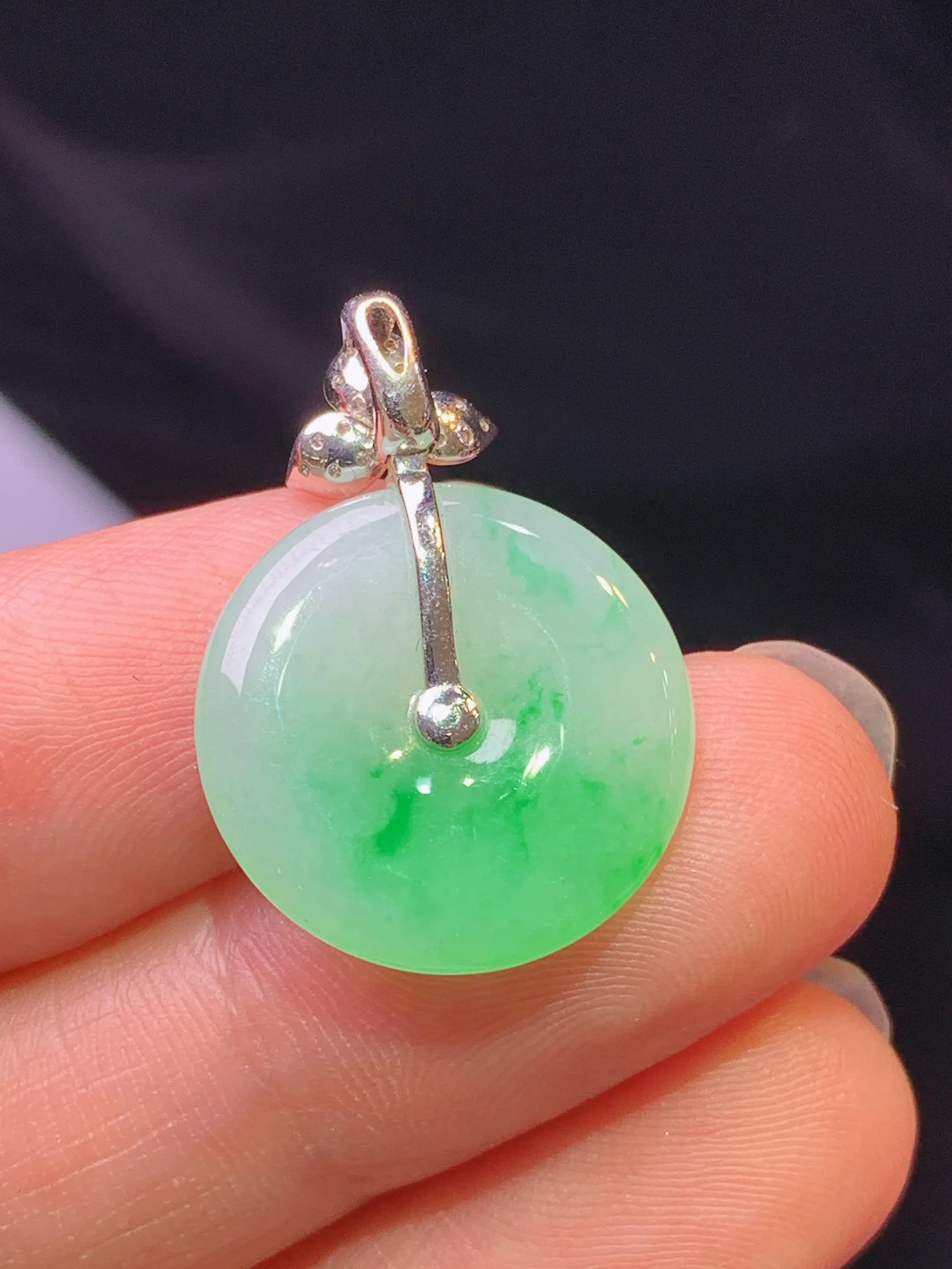 18k金钻镶嵌翠绿平安扣吊坠 玉质细腻 色泽艳丽清新 整体尺寸24.5*17.5*3.3