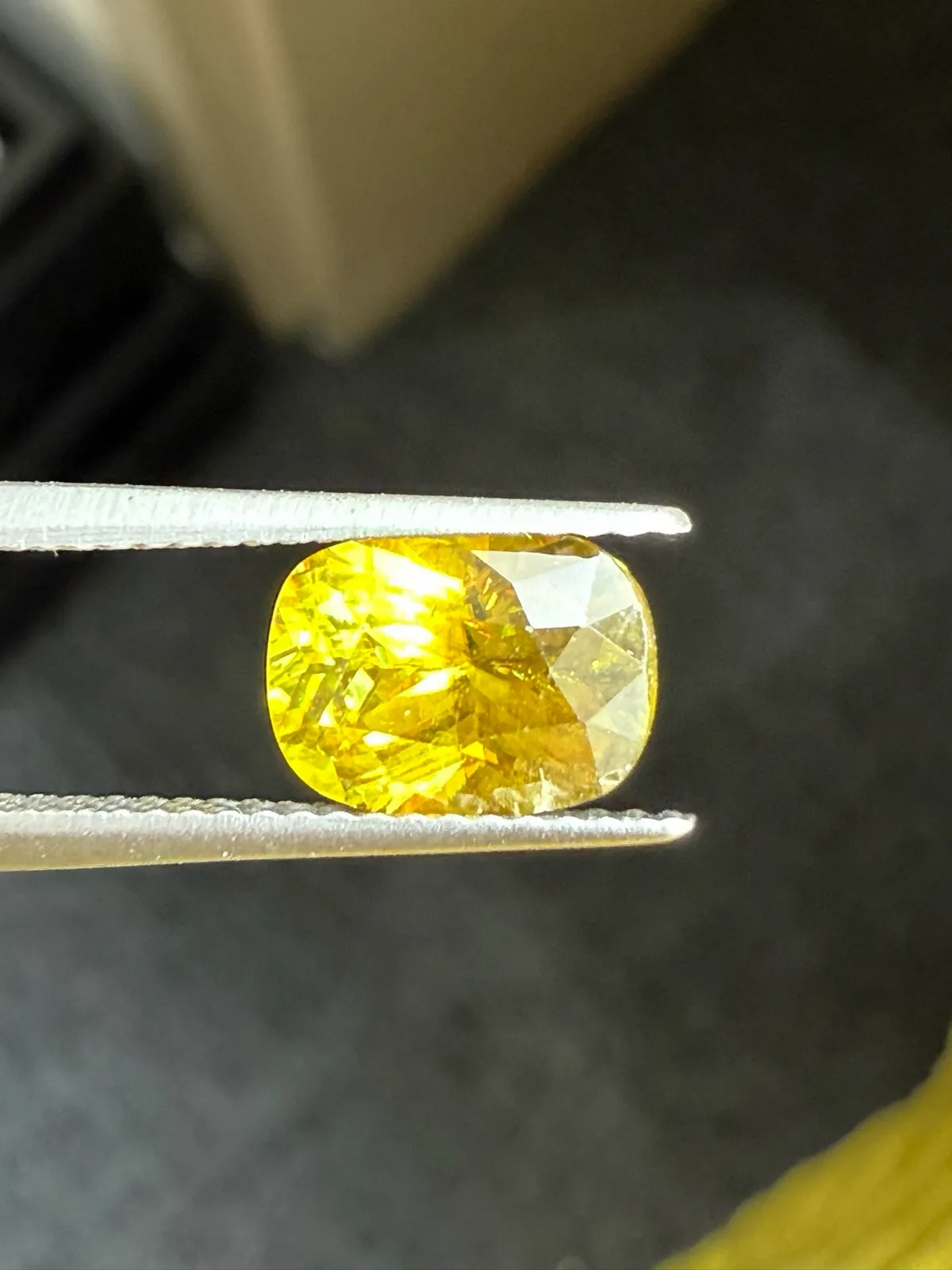 2.175克拉天然榍石戒面裸石，颜色超美，火彩超好，尺寸：8.8*6.5*4.9mm