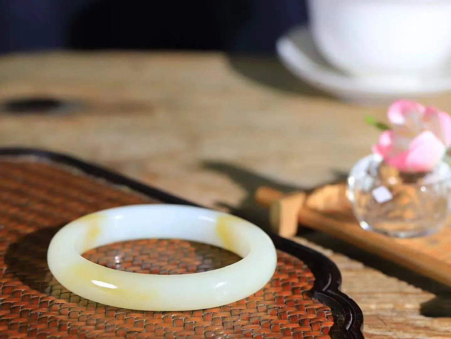 【贵妃镯.玉腕清响】    

精品和田玉糖白玉贵妃镯，玉质温润细腻 油性十足 相传杨贵妃十分