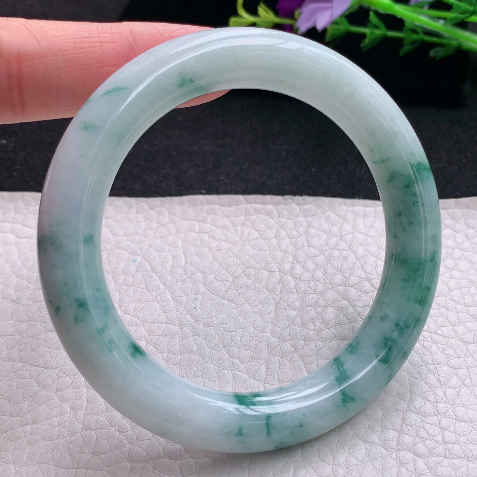 js实拍57*10.8美人镯 天然缅甸翡翠飘花水润玉手镯蓝韵圆条玉手环