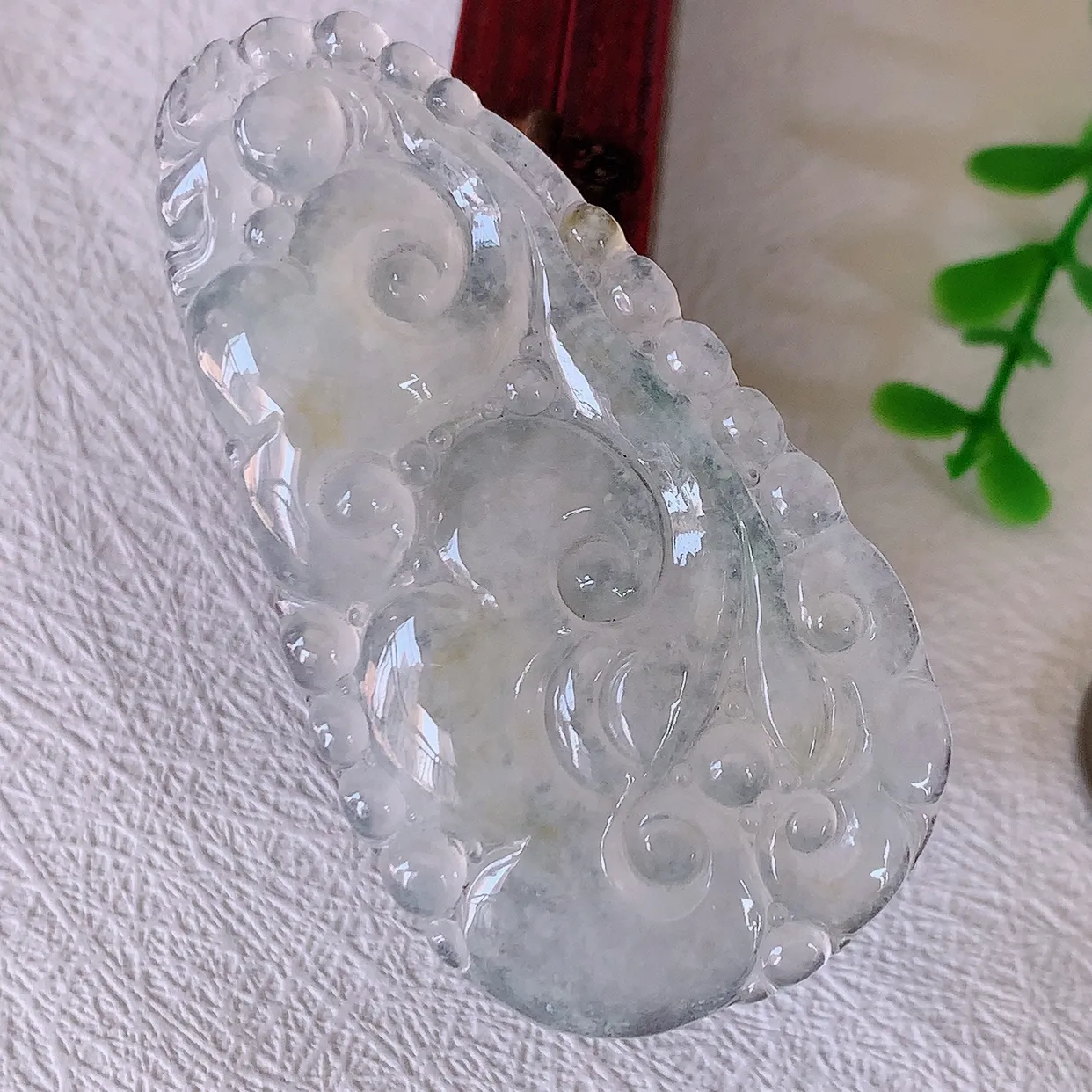 自然光实拍，冰种黄翡双彩翡翠如意吊坠，玉坠百搭又精致，寓意着吉祥，事事如意！#46.13