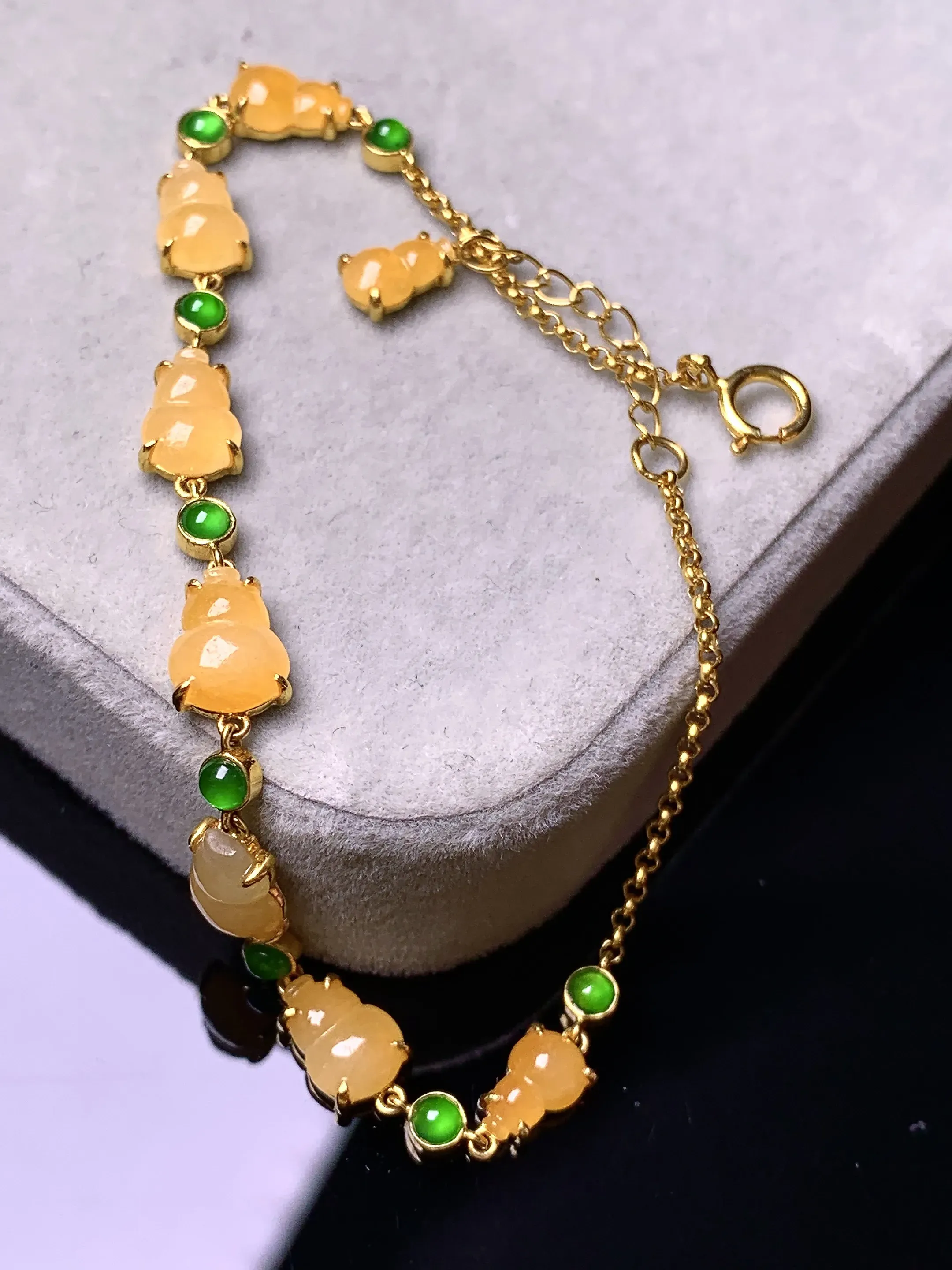 18k金镶嵌黄翡葫芦手链 玉质细腻 色泽艳丽清新 整体尺寸7.8*5.8*2.6