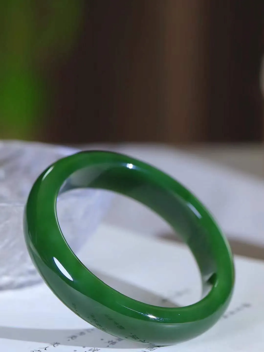 【碧色荡漾·手镯】

精品️和田玉碧玉手镯，玉质细腻温润，手感舒适，️线条流畅，简约大气，美自天成，佩戴于腕间，婉约之美，举手投足间透出那份低调奢华，醉人心扉。重60.2克 内径圈口56mm尺寸14.4-8.1mm FDL-771203032