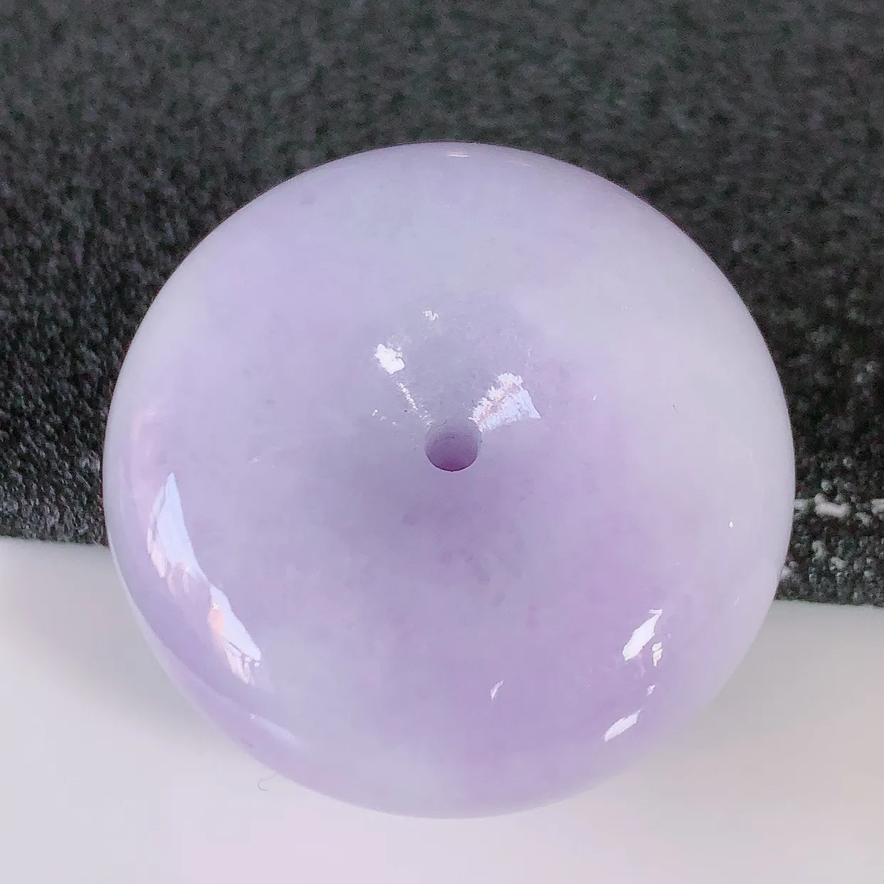 自然光实拍，冰润紫罗兰翡翠平安扣吊坠，形体饱满圆润，平安扣肥嘟嘟的，平平安安，种水很好，配戴精美！#05.13