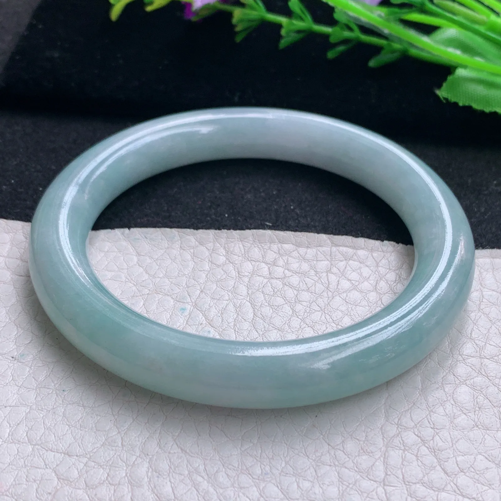 js实拍56*10.2美人镯 天然缅甸翡翠浅绿水润玉手镯圆条叮当镯