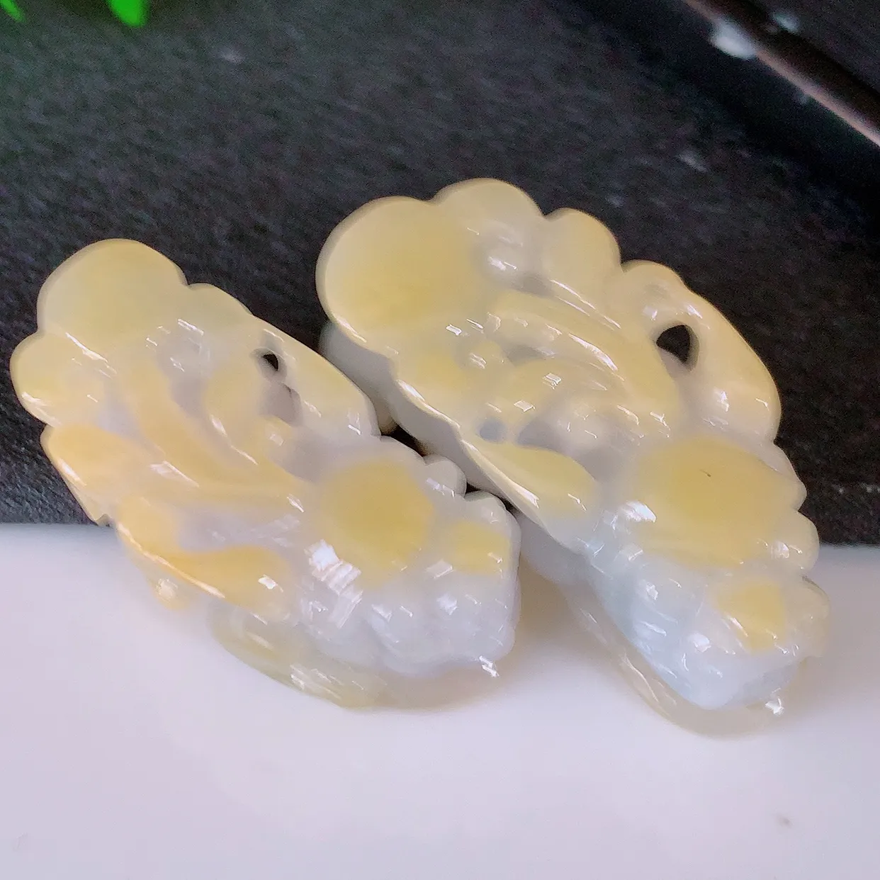 自然光实拍，冰润黄翡双彩翡翠一对招财貔貅吊坠，民间有“一摸貔貅运程旺盛，再摸貔貅财运滚滚，三摸貔貅平步青云 ”的美好祝愿。#41.13尺寸37.5*16.8*15.5，35-15.5-16