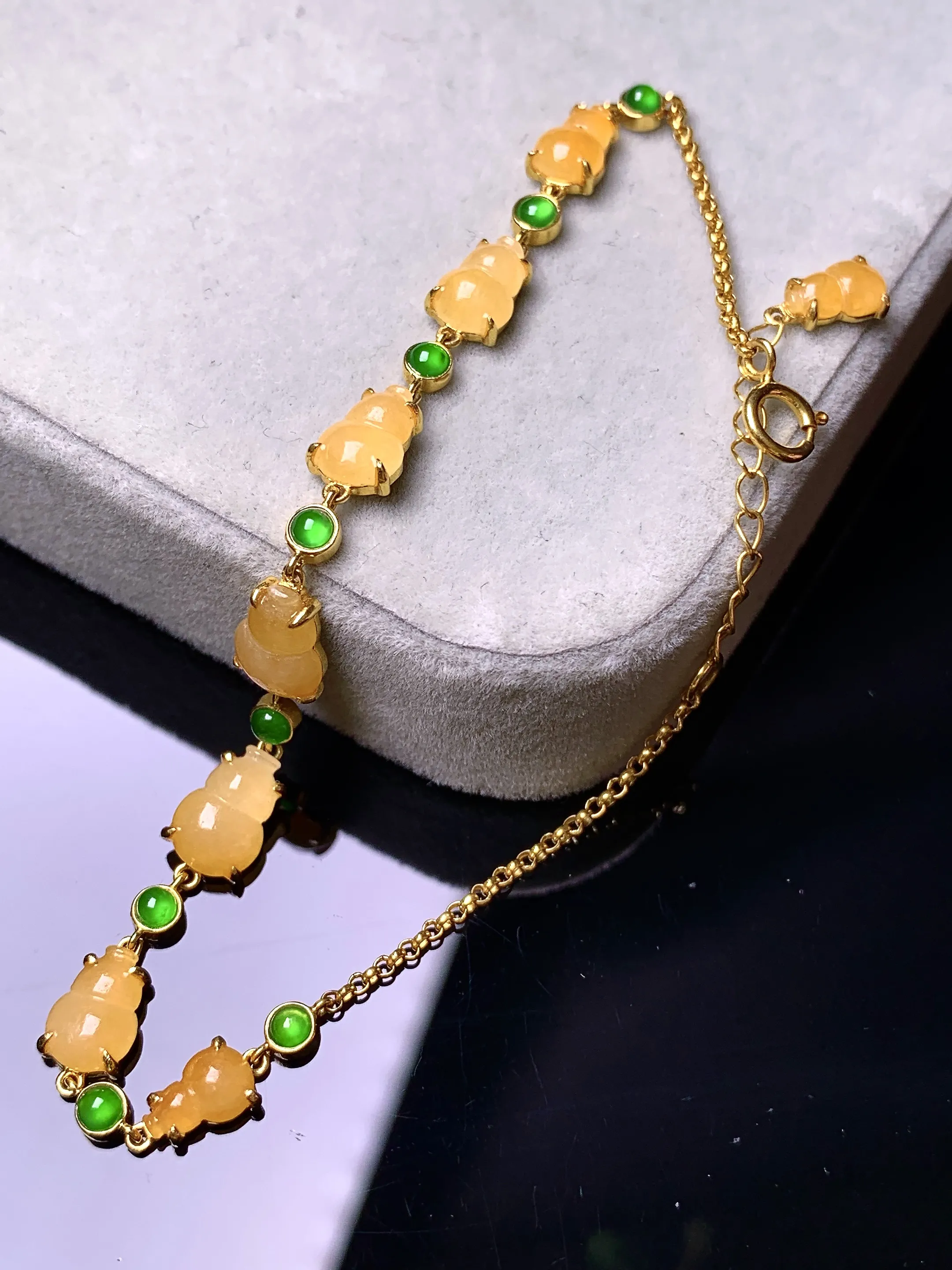 18k金镶嵌黄翡葫芦手链 玉质细腻 色泽艳丽清新 整体尺寸7.8*5.8*2.6