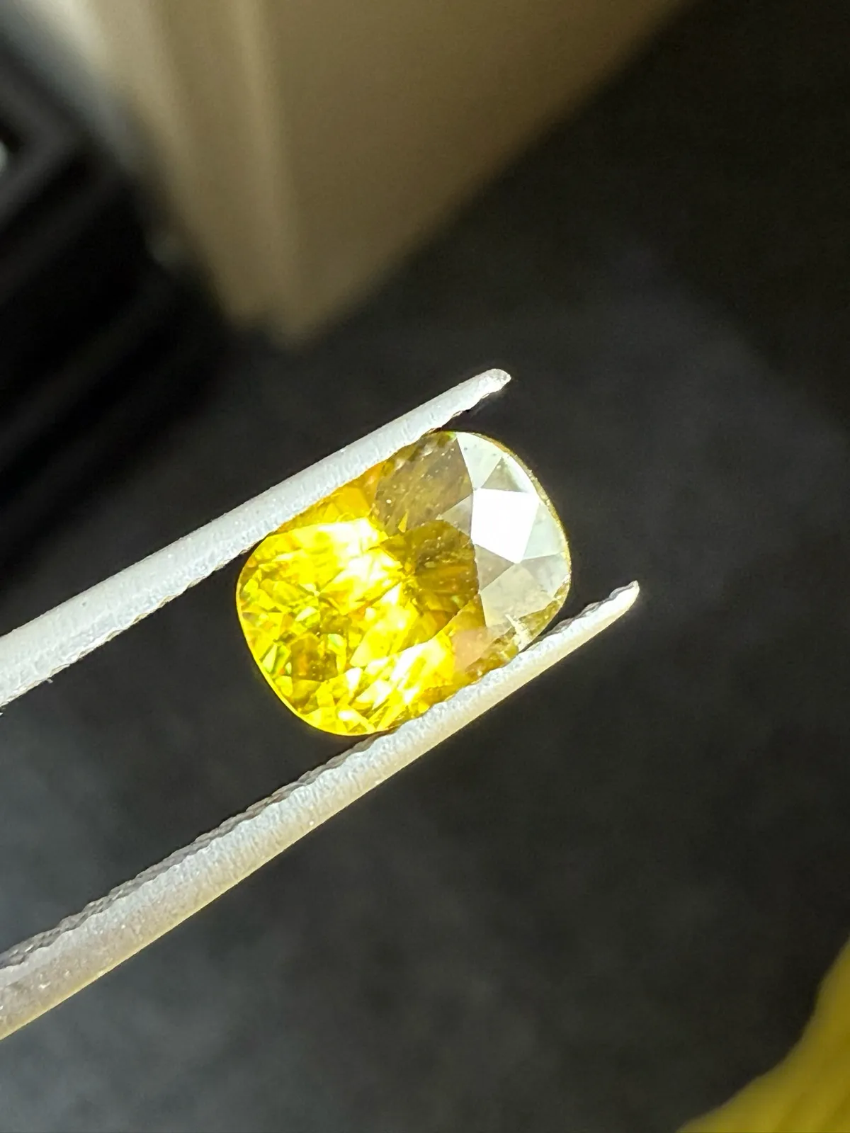 2.175克拉天然榍石戒面裸石，颜色超美，火彩超好，尺寸：8.8*6.5*4.9mm