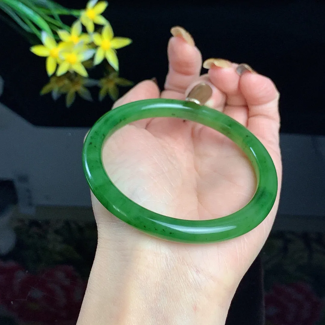 和田玉60.5圈口阳绿色碧玉手镯！玉质细腻油润 底色纯净 无裂无棉 脂粉好，品质高