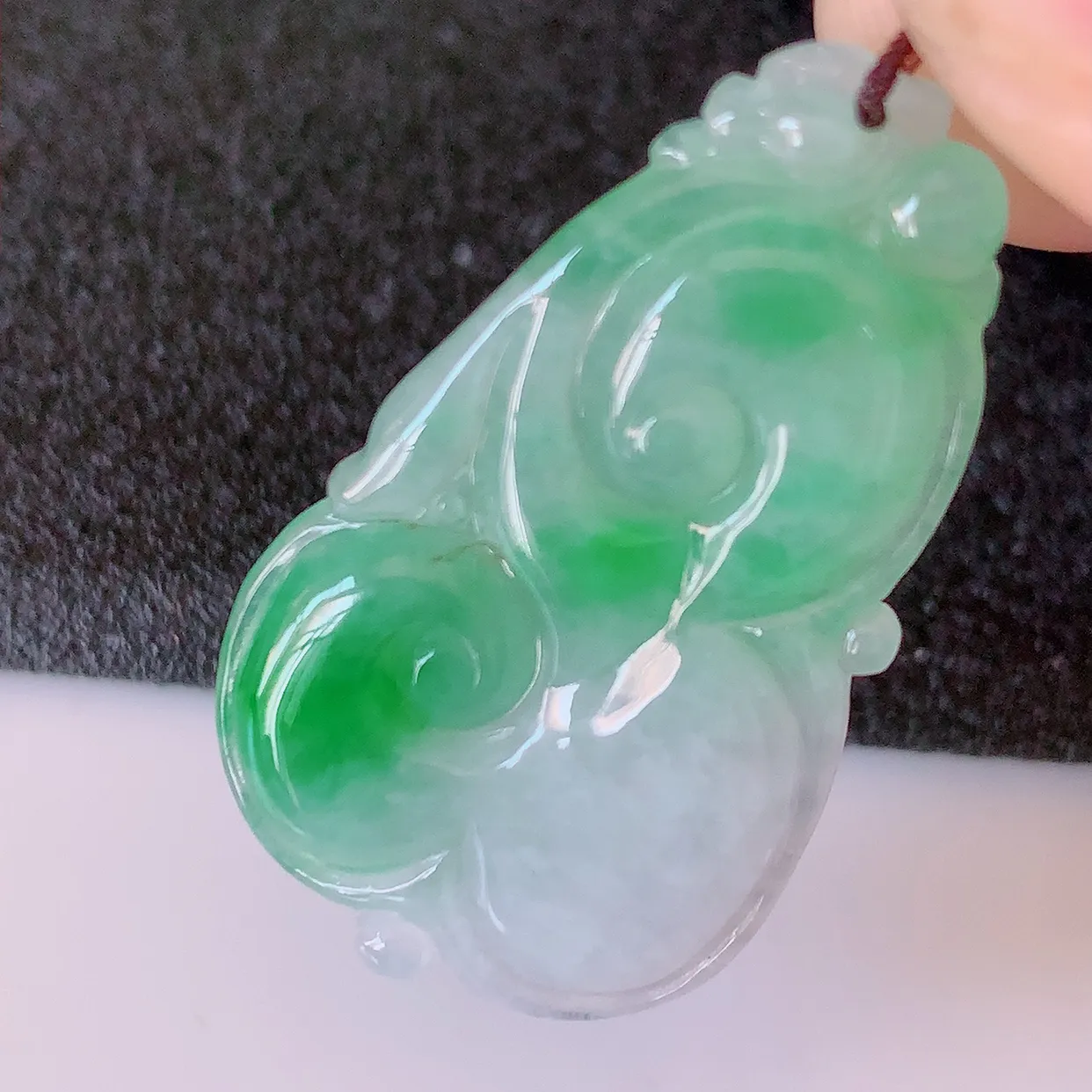 自然光实拍，冰润飘绿翡翠如意吊坠，上身效果非常美，饱满大气，工艺美，万事如意，如意一生，#41.13