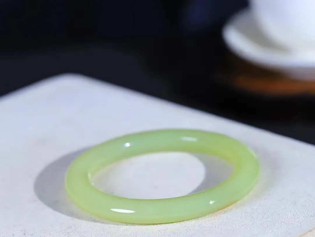 （温柔雅致.手镯）

精品️和田玉黄口带糖手镯。镯型饱满，温润细腻，脂润沁香。️执一卷书，沏