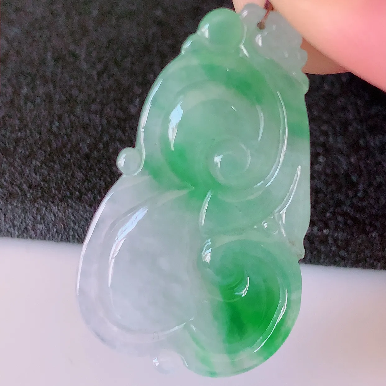 自然光实拍，冰润飘绿翡翠如意吊坠，上身效果非常美，饱满大气，工艺美，万事如意，如意一生，#41.13