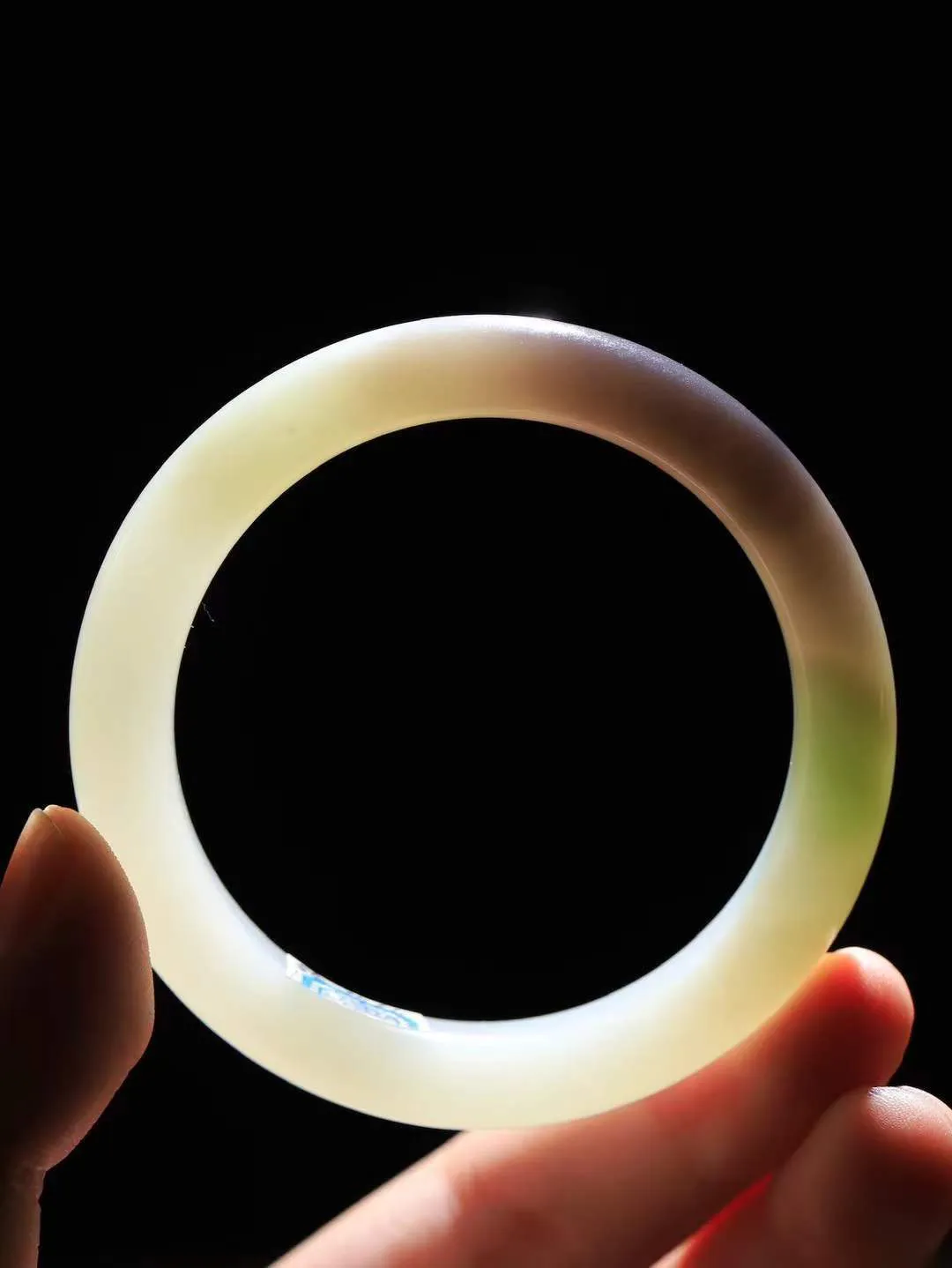 【一见钟情·手镯】

精品和田玉三色手镯。镯型饱满，温润细腻，脂润沁香。️执一卷书，沏一盏茶，着一袭裙，戴一只镯。淡淡浅笺，素心若兰，静赏玉中诗画。悠悠岁月，芊手轻摘，盛满诗样芳华。重45.6克   内径圈口54mm 尺寸10.4-8.7mm  FDA-111253033