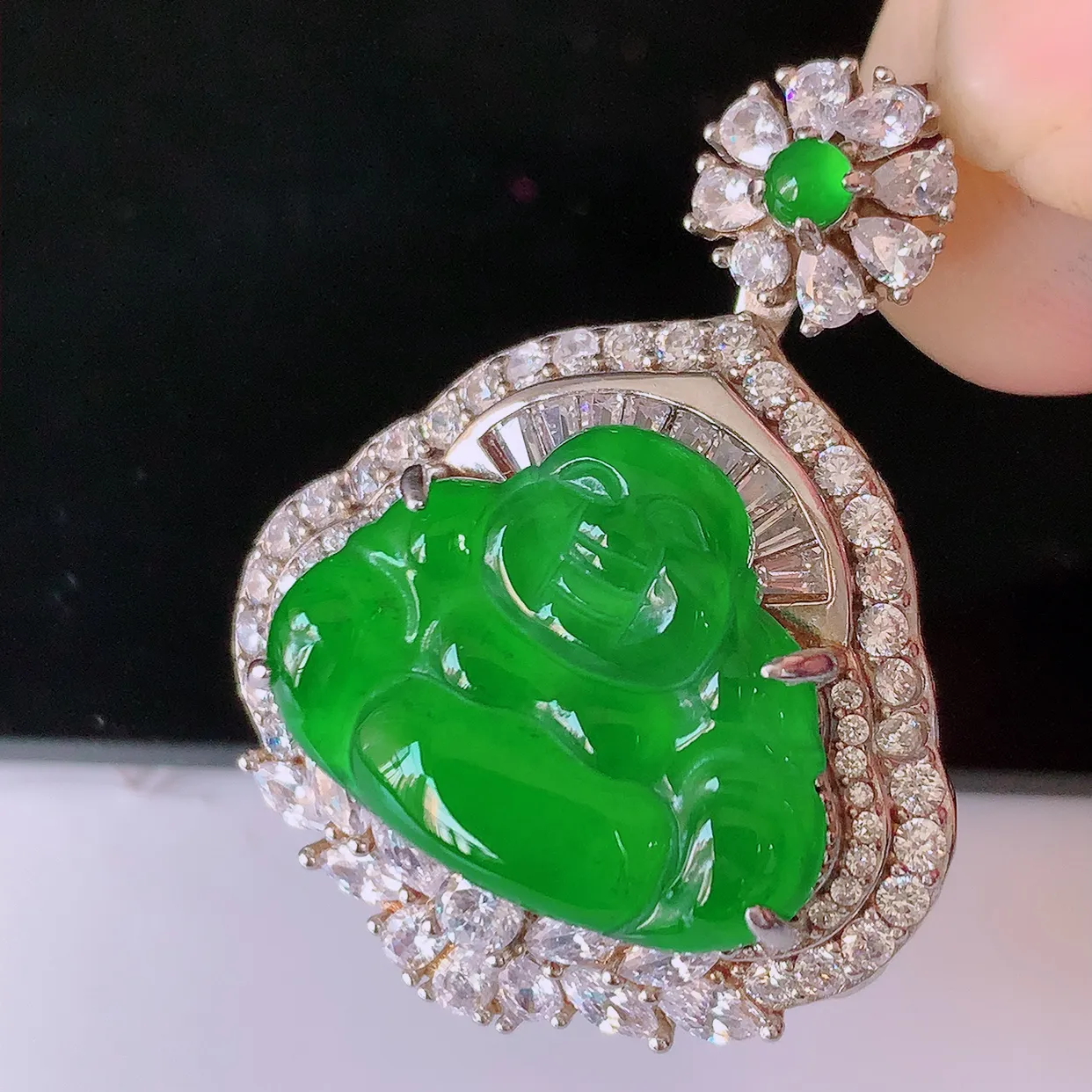 冰透满绿翡翠925银镶嵌佛公吊坠，自然光实拍，翠色灵动，颜色漂亮，种老水足，品相佳，佩戴佳品！#97