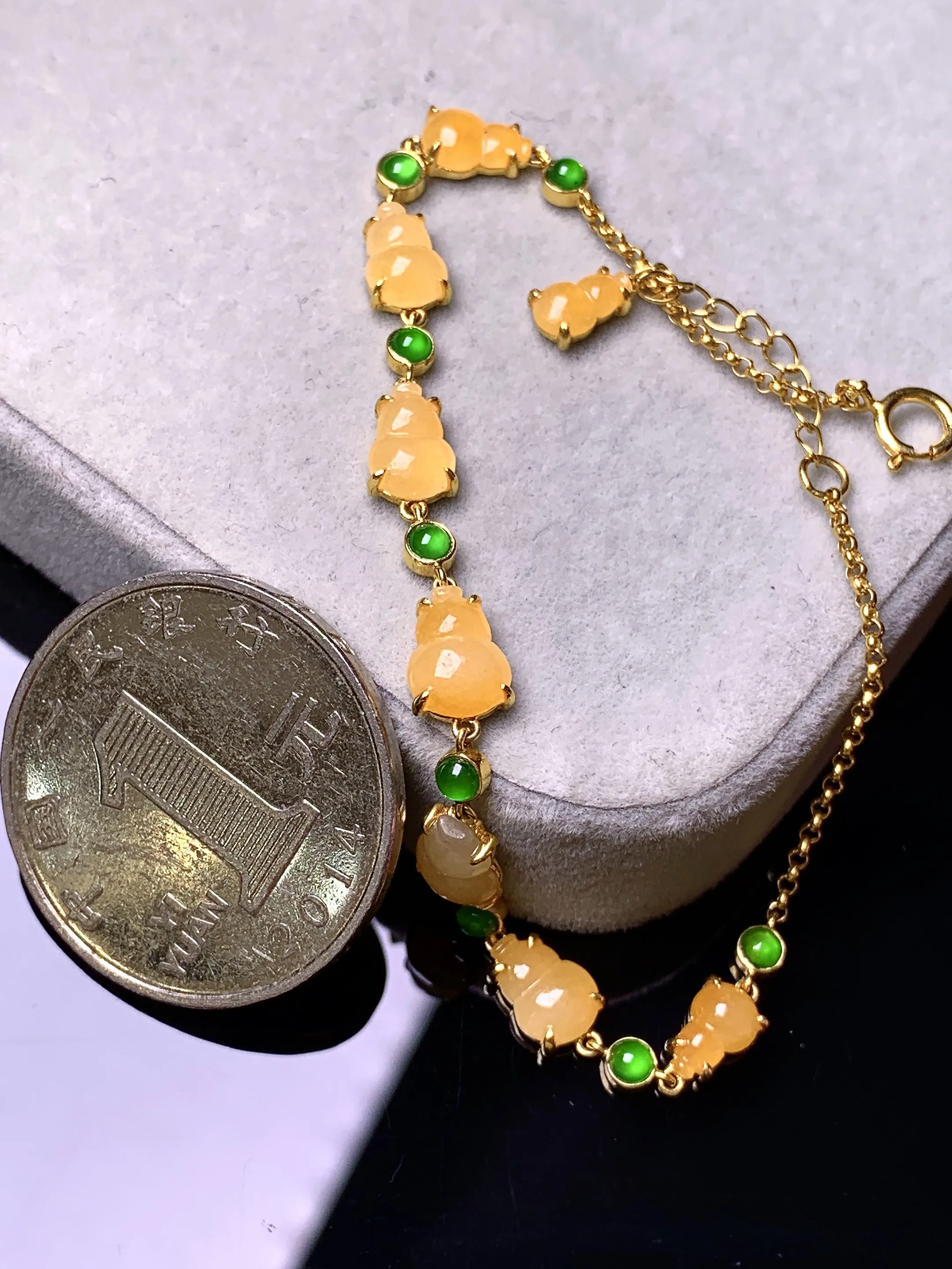 18k金镶嵌黄翡葫芦手链 玉质细腻 色泽艳丽清新 整体尺寸7.8*5.8*2.6