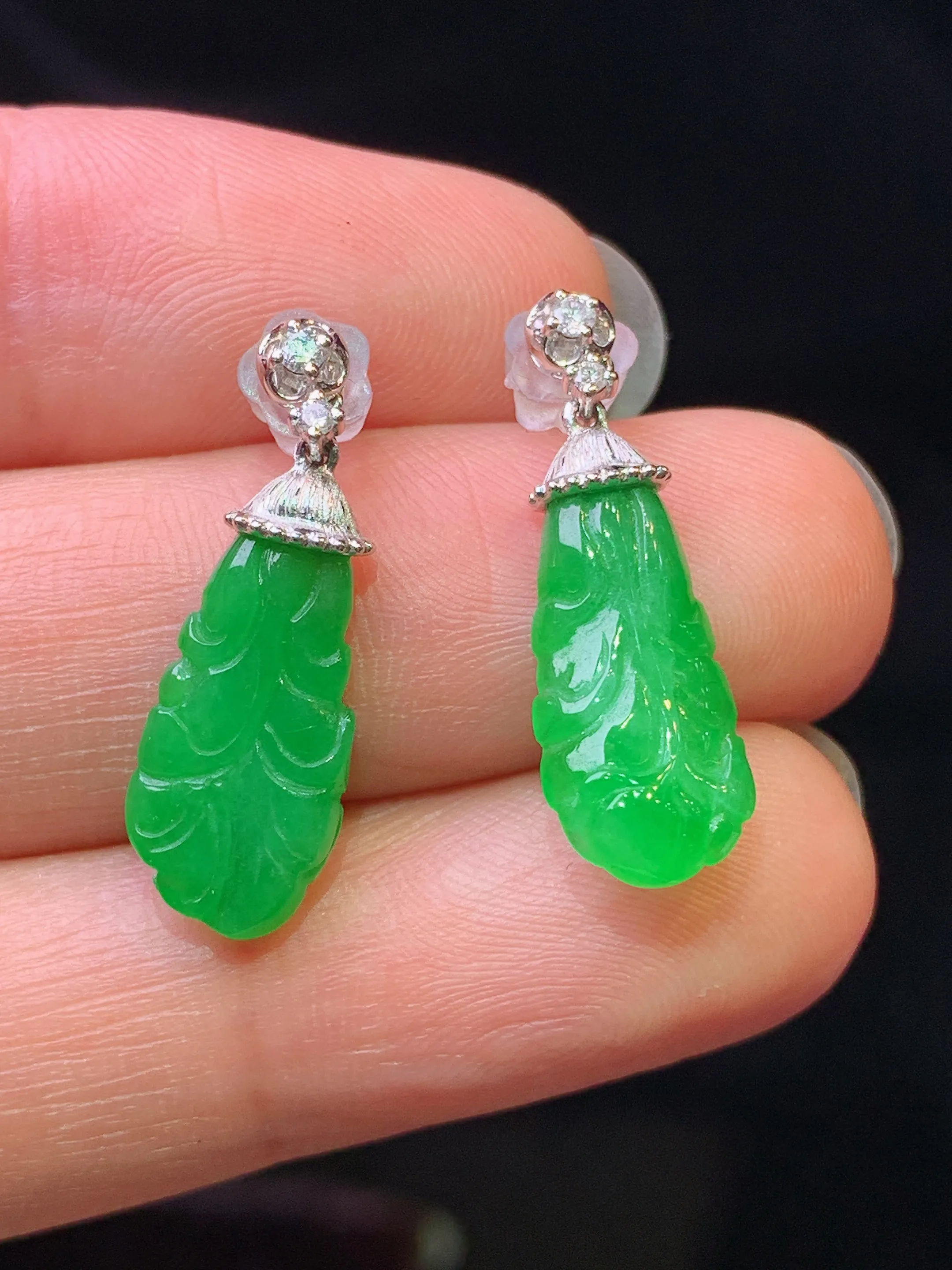 18k金钻镶嵌翠绿白菜耳钉 玉质细腻 色泽艳丽清新 整体尺寸23*7.5*2.8