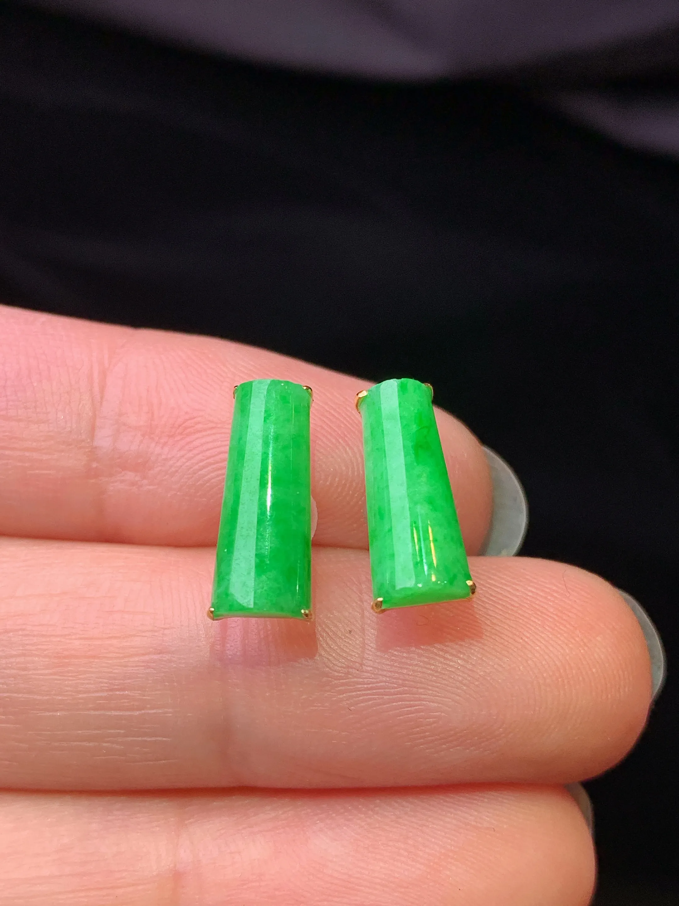 18k金镶嵌翠绿玉柱耳钉 玉质细腻 色泽艳丽清新 裸石尺寸12.6*5*2.5