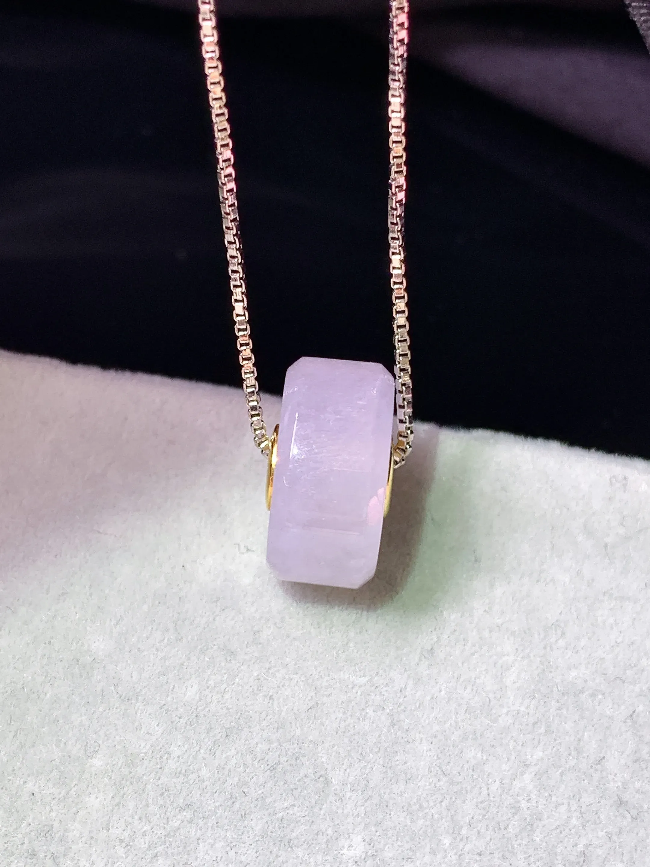 18k金镶嵌淡紫罗兰路路通吊坠 玉质细腻 色泽艳丽清新 整体尺寸13.8*6.5