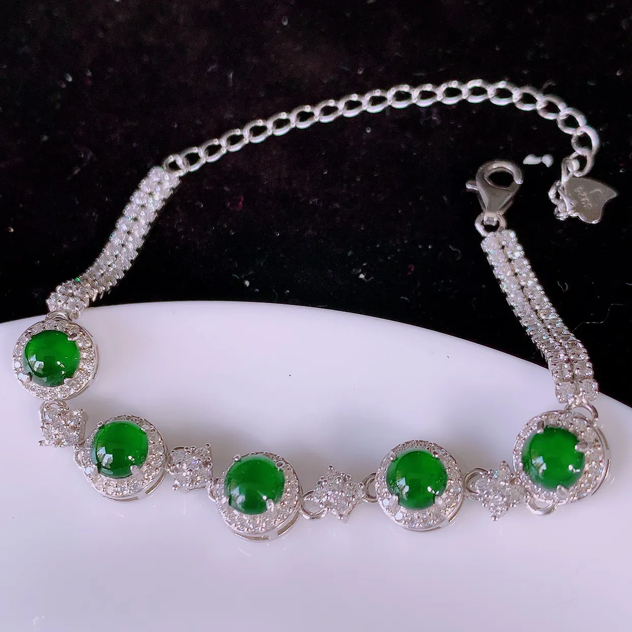 冰透满绿翡翠925银镶嵌手链，自然光实拍，翠色灵动，颜色漂亮，种老水足，品相佳，佩戴佳品！#97.13取一整体8*7.8-5.8裸石5*5