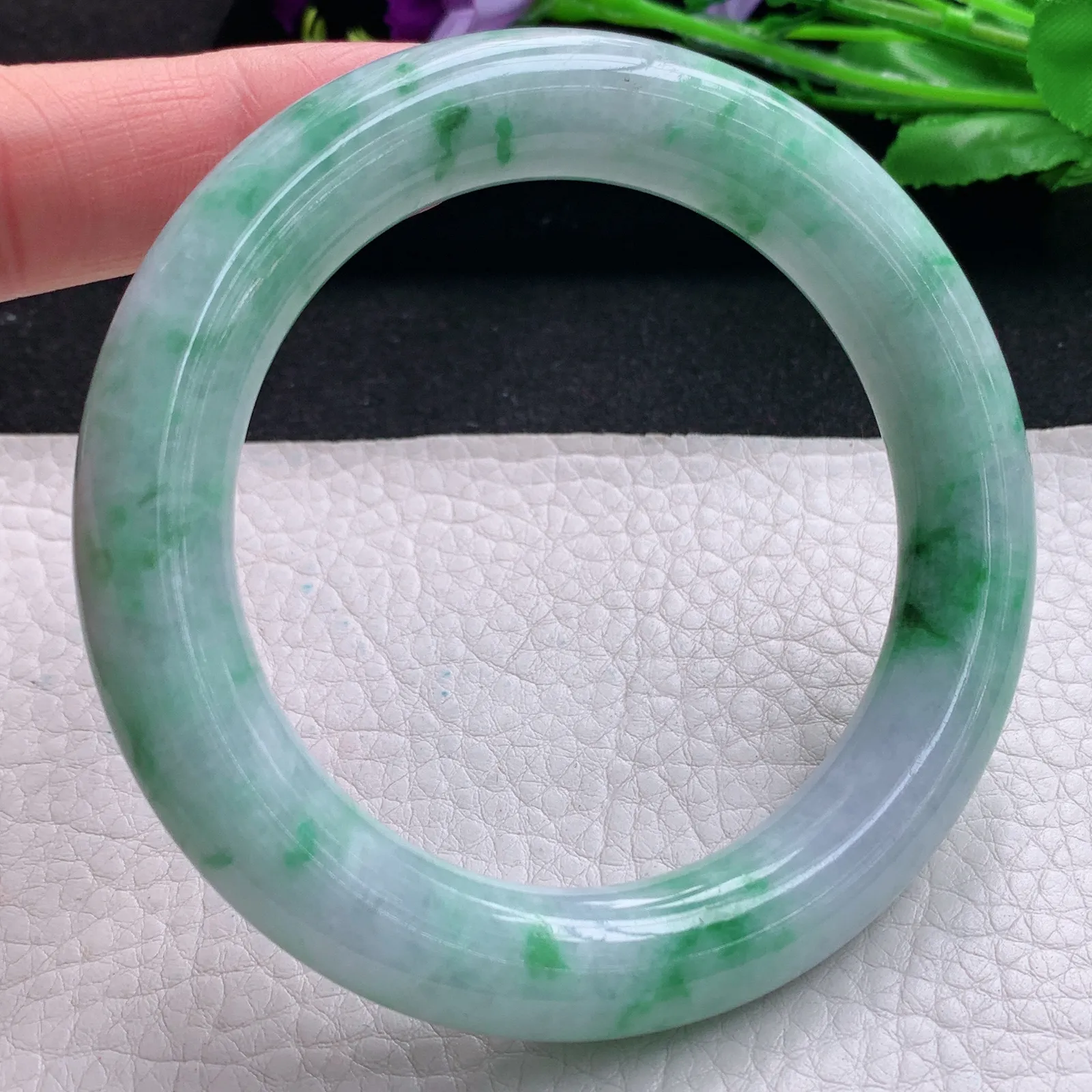 n实拍59*12.2*12胖圆镯 天然缅甸翡翠飘绿大气水润圆条玉手镯 正圈玉手环
