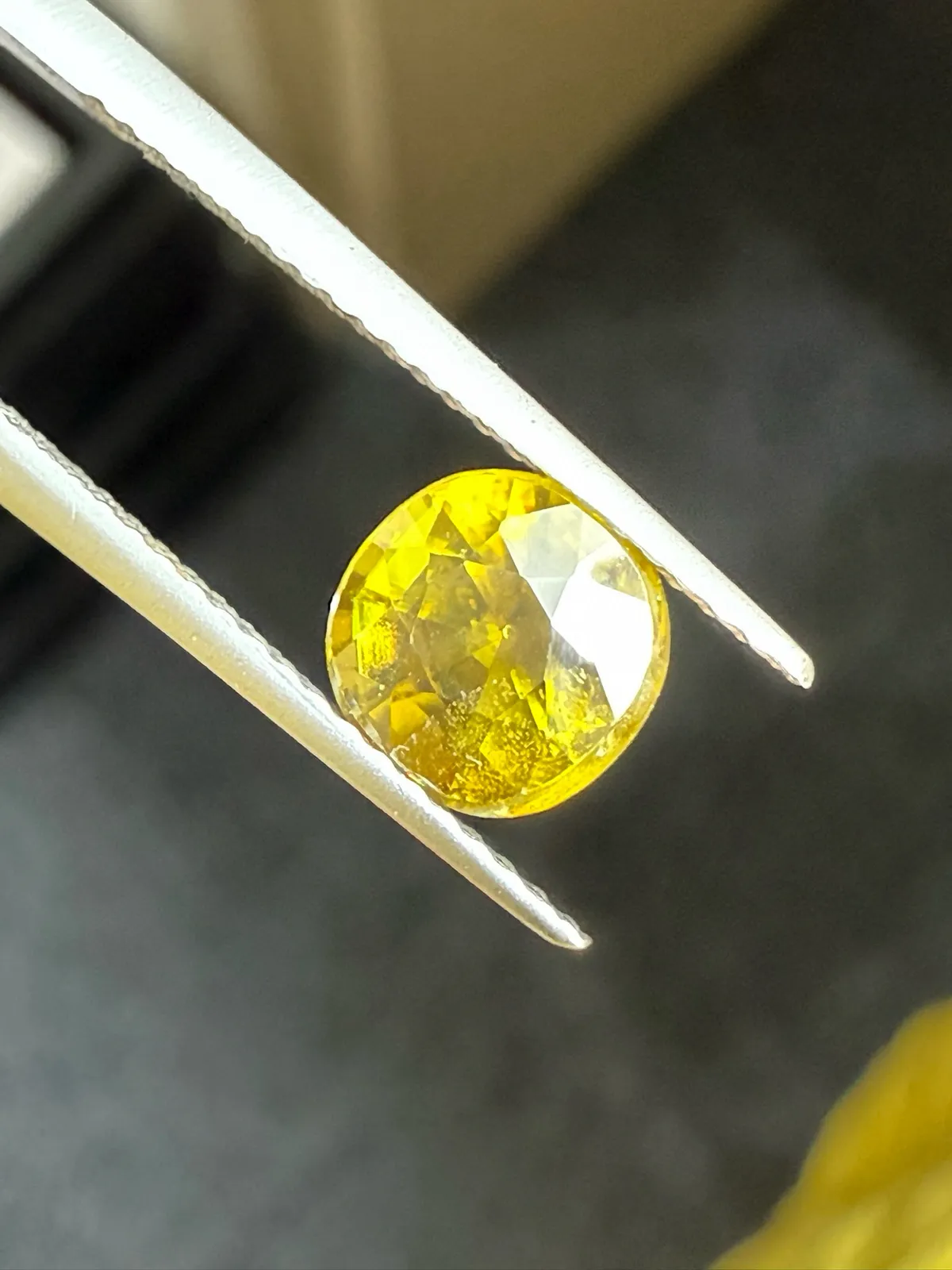 1.66克拉天然榍石戒面裸石，颜色超美，火彩超好，尺寸：6.6*6.6*5.1mm