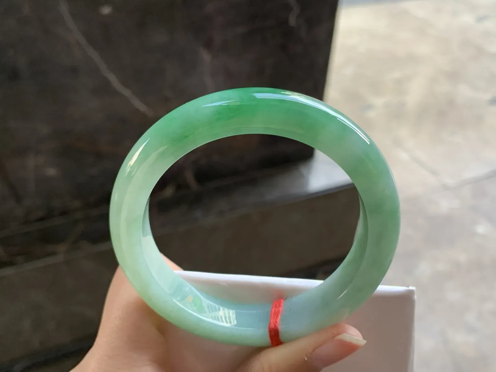 58-12.4-9.3

绿色手镯^_^鲜艳 玉质温润 底妆细腻