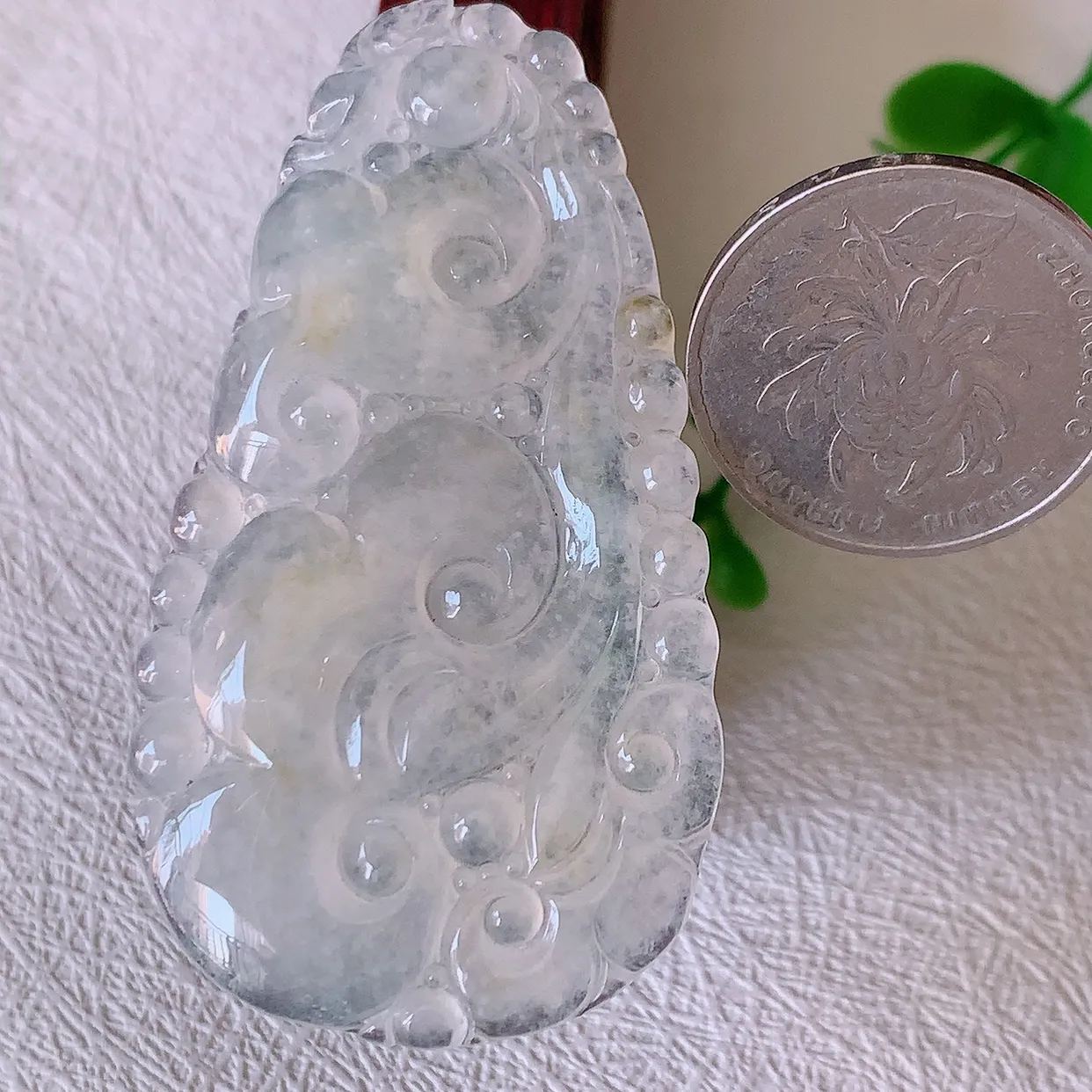 自然光实拍，冰种黄翡双彩翡翠如意吊坠，玉坠百搭又精致，寓意着吉祥，事事如意！#46.13