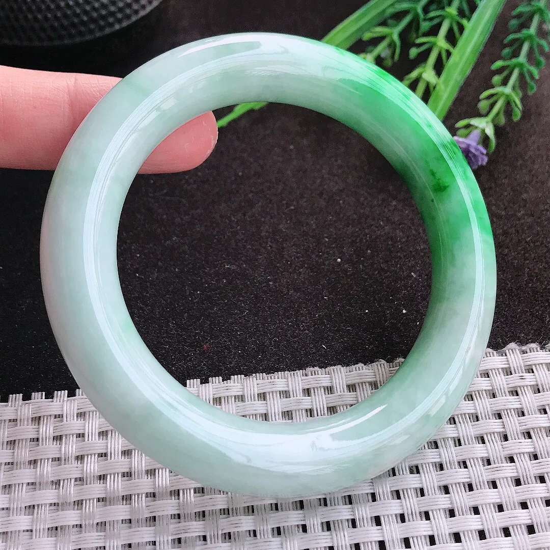 实拍A货翡翠56.5/12.5/11.5老坑精美飘阳绿手镯翡翠胖圆条玉镯女款