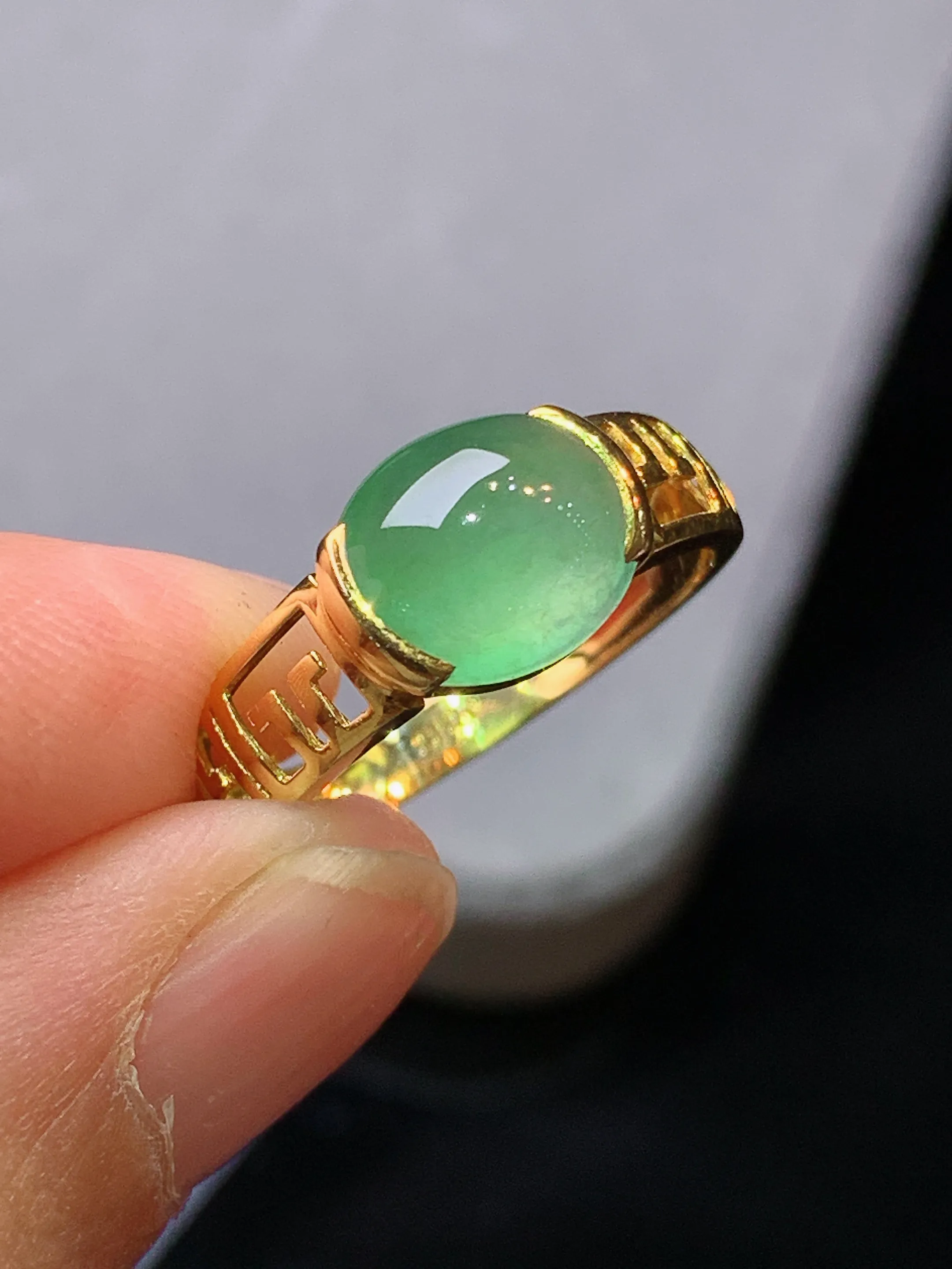 18k金镶嵌晴绿蛋面戒指 玉质细腻 色泽艳丽清新 圈口14 裸石尺寸8*9*4.8