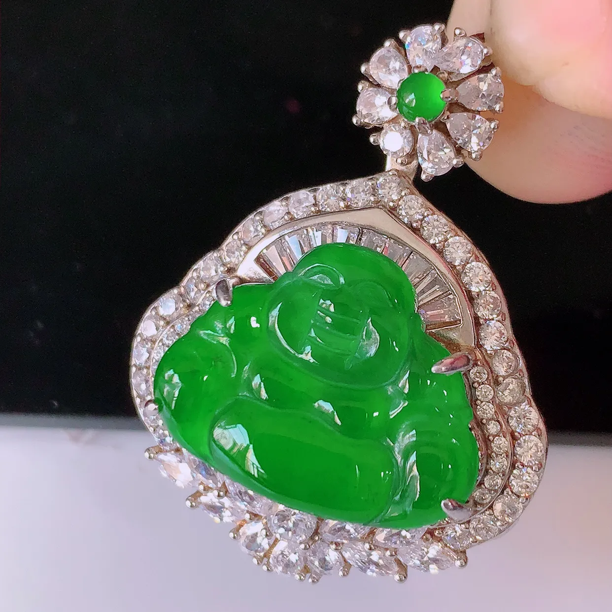 冰透满绿翡翠925银镶嵌佛公吊坠，自然光实拍，翠色灵动，颜色漂亮，种老水足，品相佳，佩戴佳品！#97.13整体33.8*26.8*12.8/裸石20*15.5