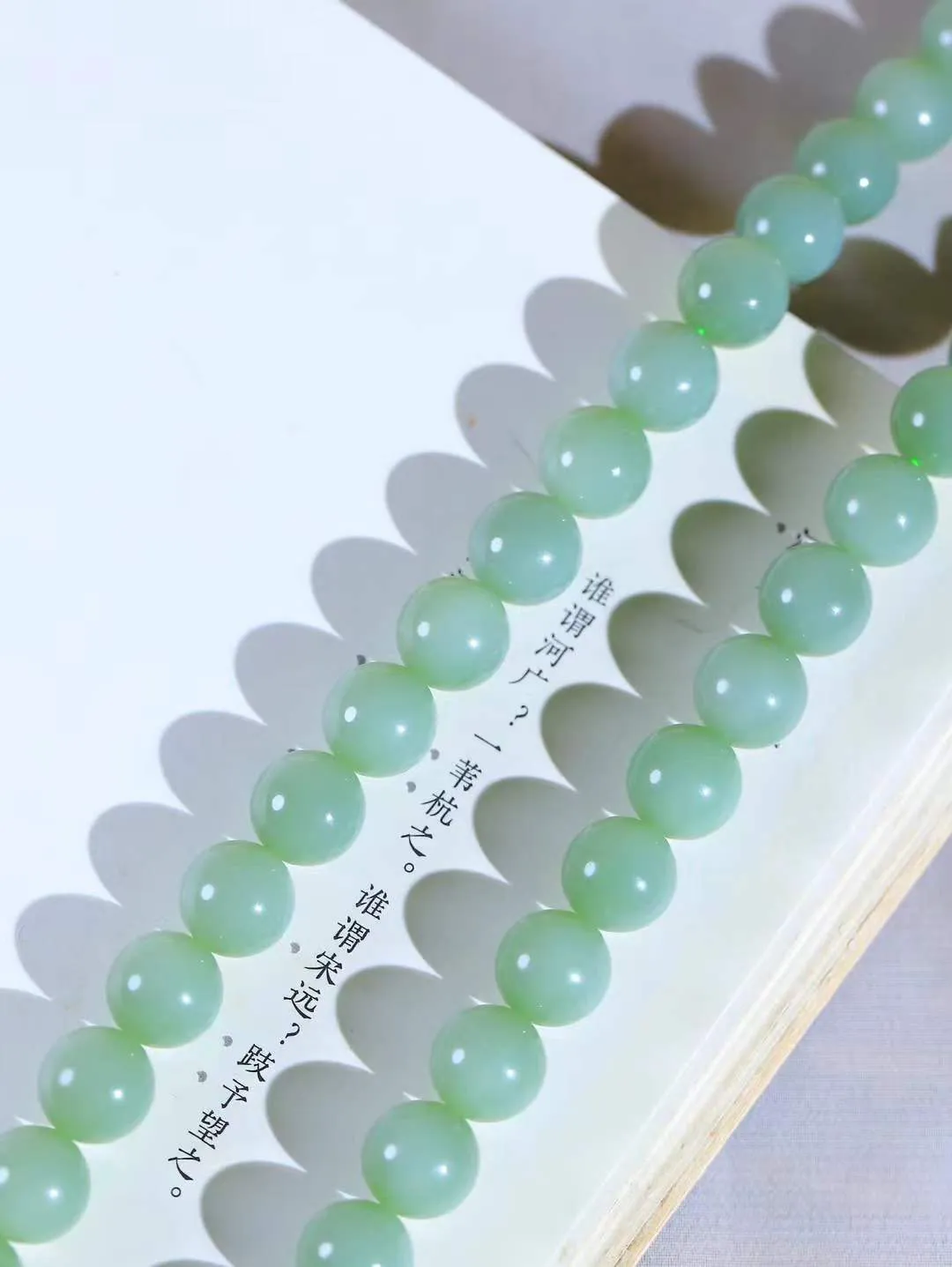 【珠圆玉润.项链】

收藏级臻品️和田玉碧玉猫眼珠圆玉润项链 玉质温润细腻  整串打磨圆润，佩戴舒适。珠珠落玉盘，间关莺语花底滑，一生美好时光，无论身在何处，都有它相伴相守。事事顺遂，幸福美满，吉祥如意。重113.5克 尺寸取一12mm  79171378A