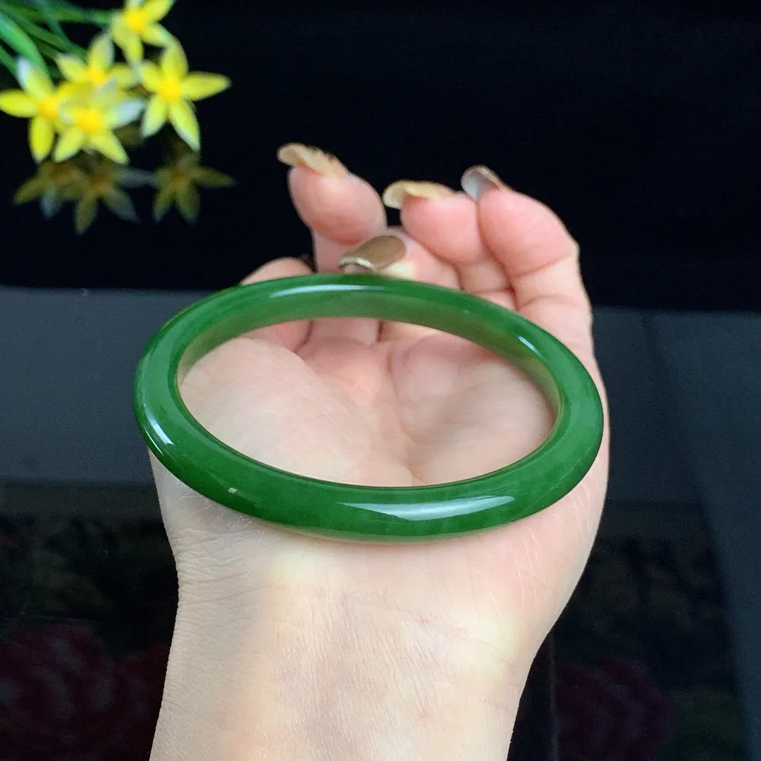 和田玉61圈口阳绿色碧玉手镯！玉质细腻油润 底色纯净 无裂无黑无棉 脂粉好，品质高
