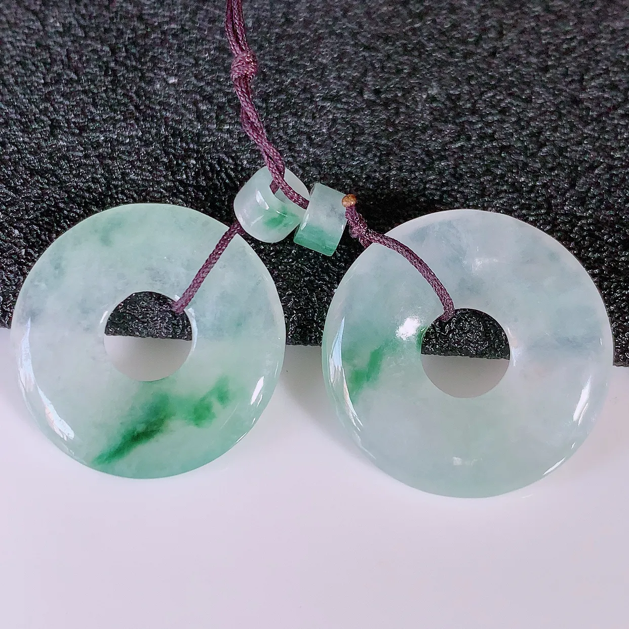 自然光实拍，冰种飘花翡翠一对平安扣耳坠，翠色灵动，玉质细腻，颜色漂亮，品相佳，佩戴佳品！配银线 #49.13