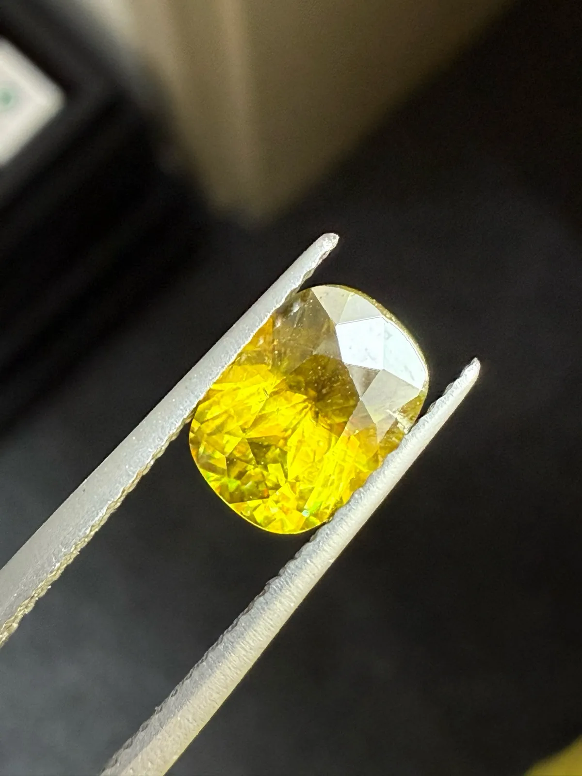 2.175克拉天然榍石戒面裸石，颜色超美，火彩超好，尺寸：8.8*6.5*4.9mm