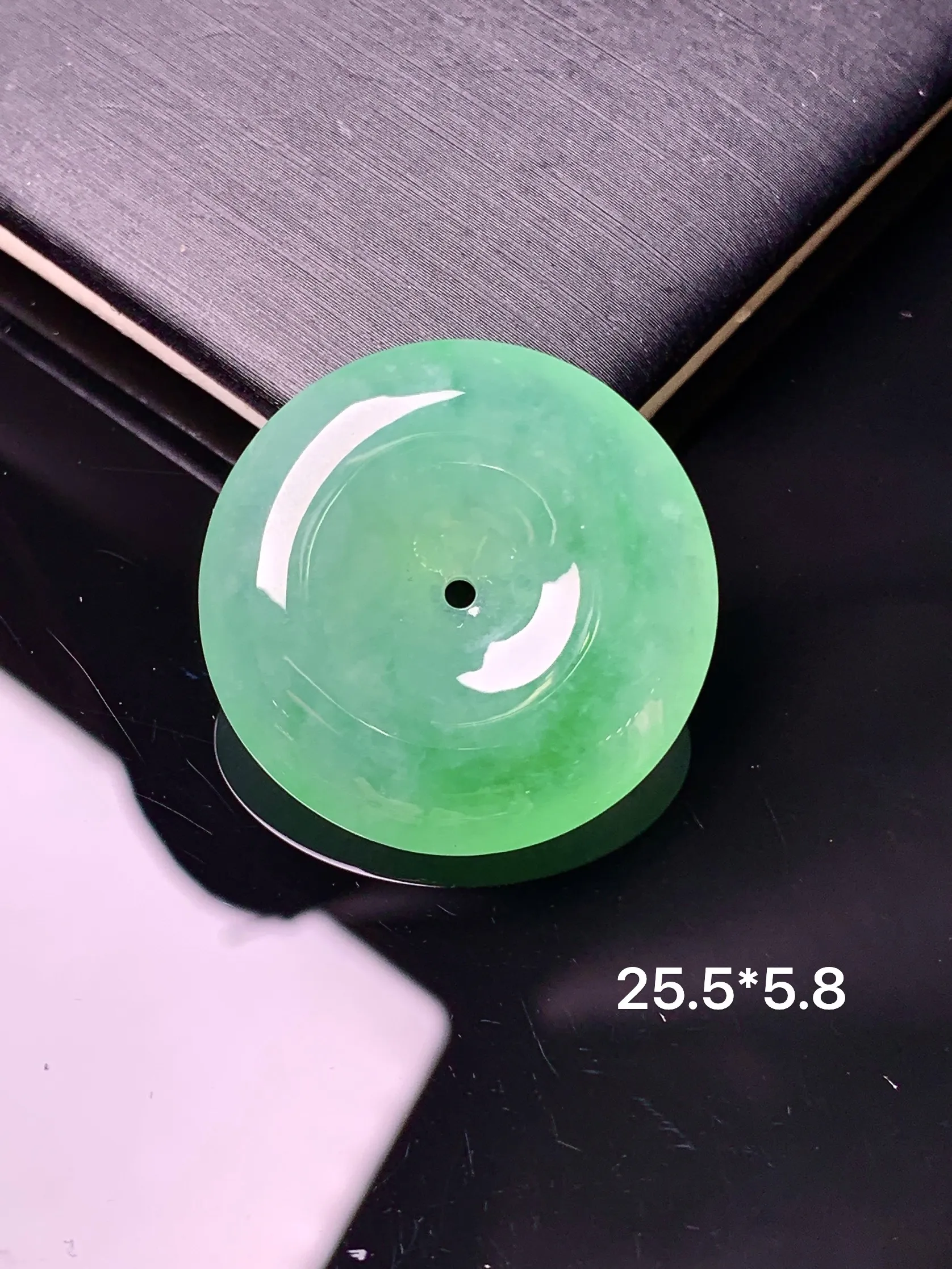 翠绿平安扣吊坠 玉质细腻 色泽艳丽清新 整体尺寸25.5*5.8