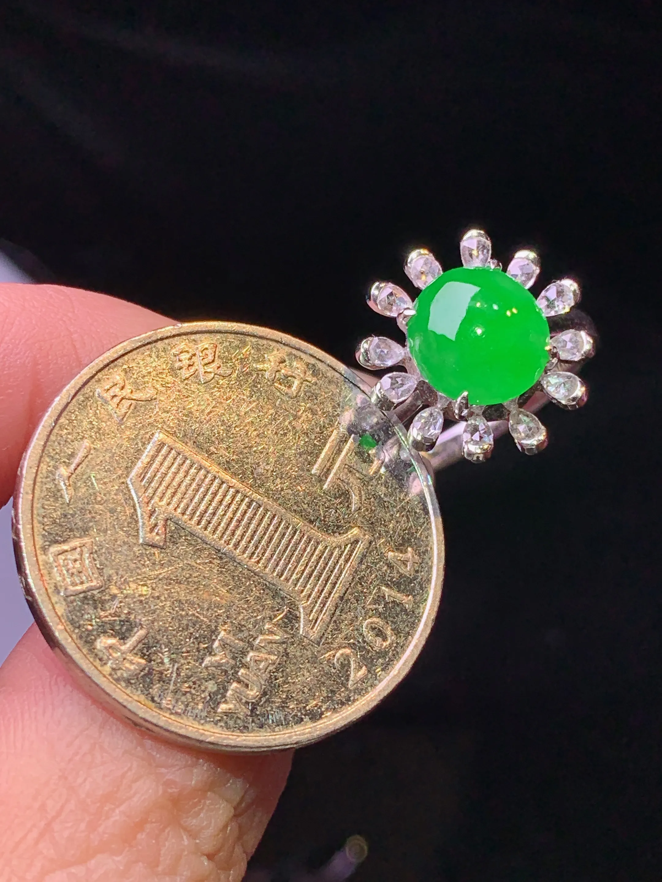 18k金钻镶嵌满绿蛋面戒指 玉质细腻 色泽艳丽清新 圈口14 整体尺寸14.2*14*8.8