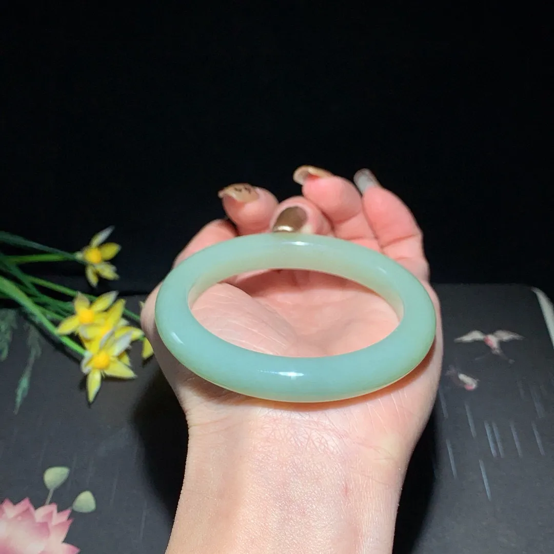 和田玉56圈口且末蓝手镯！玉质细腻油润 底色纯净 无裂无杂 脂粉好，品质高。