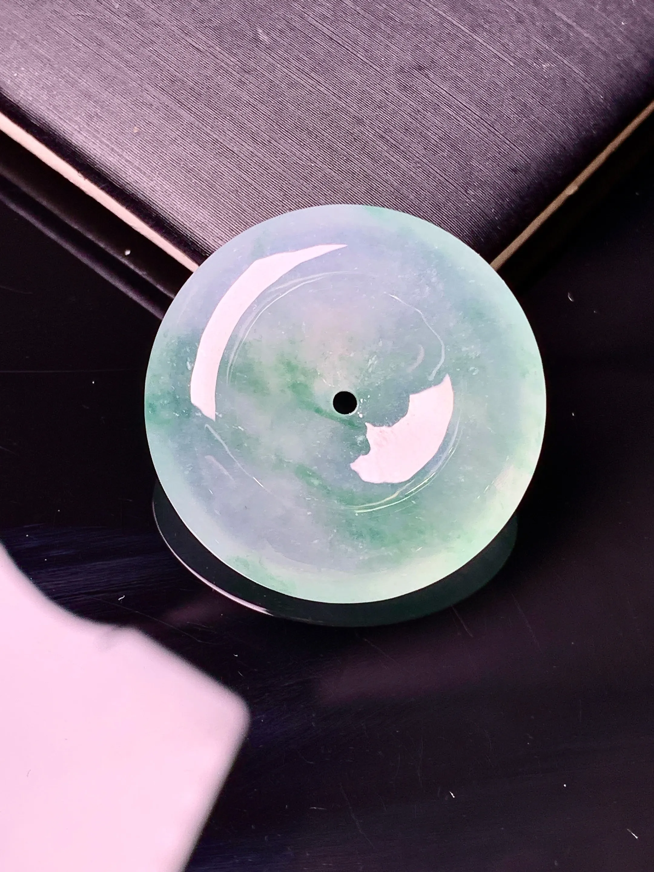 冰种飘花平安扣吊坠 玉质细腻 色泽艳丽清新 整体尺寸25.2*6