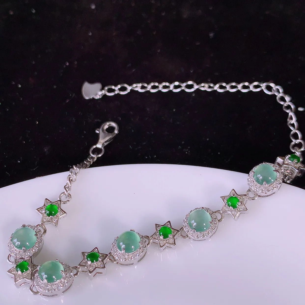 冰透满绿翡翠925银镶嵌手链，自然光实拍，翠色灵动，颜色漂亮，种老水足，品相佳，佩戴佳品！#97.13取一整体7.5*6.5*5.6裸石4.5*4.5