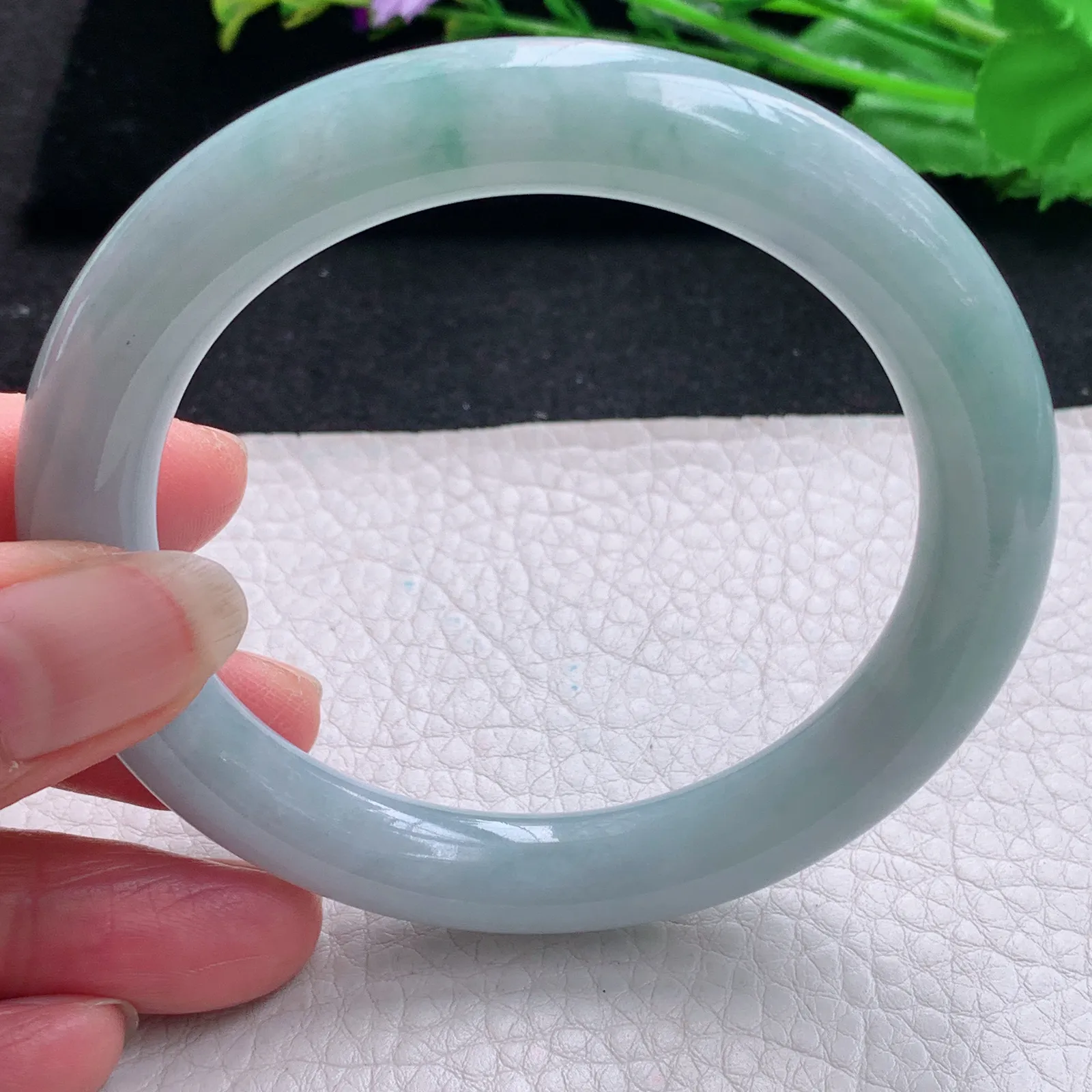 js实拍56*10.2美人镯 天然缅甸翡翠浅绿水润玉手镯圆条叮当镯