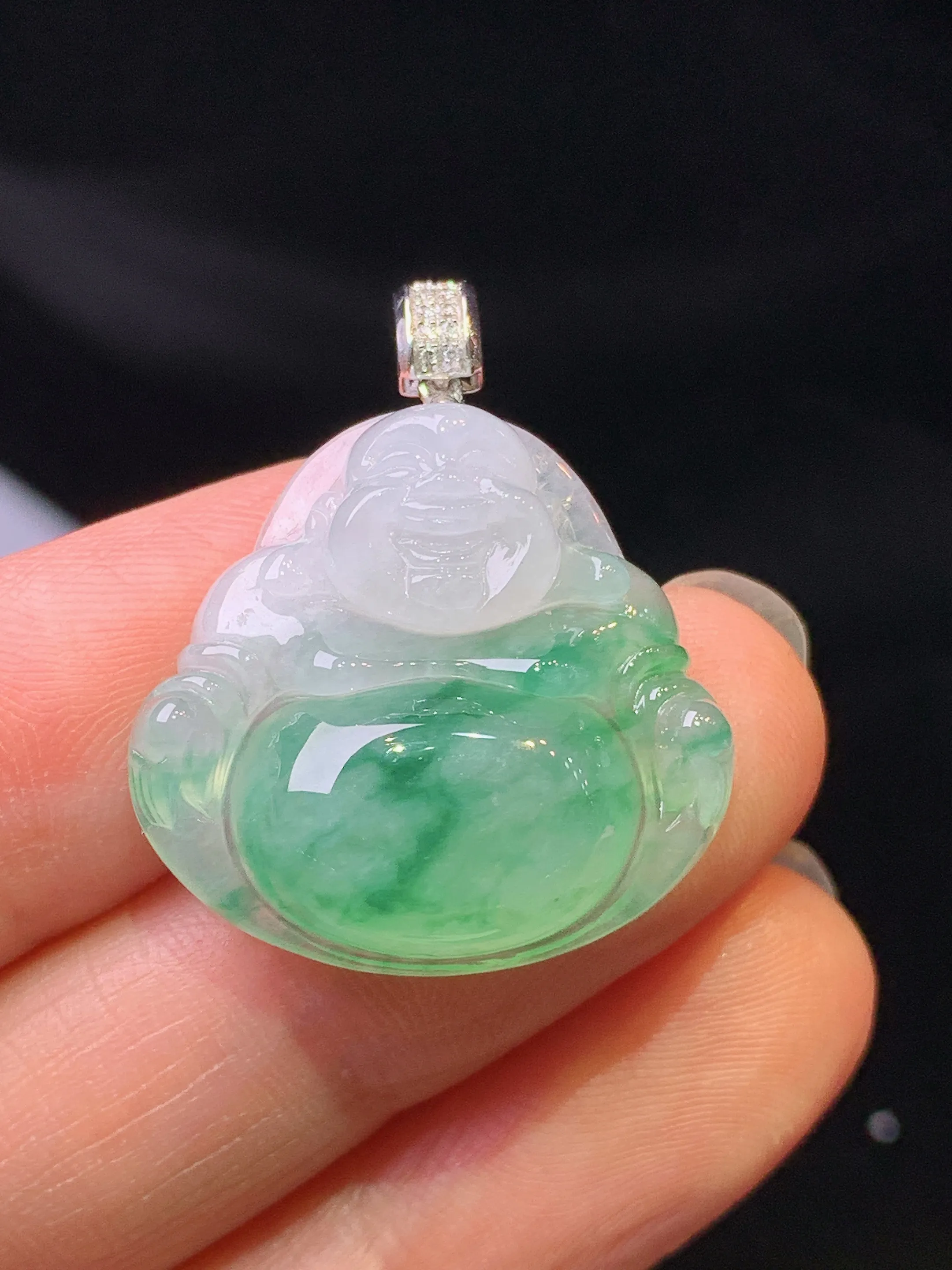 18k金钻镶嵌飘花佛公吊坠 玉质细腻 色泽艳丽清新 整体尺寸28*23.2*6.3