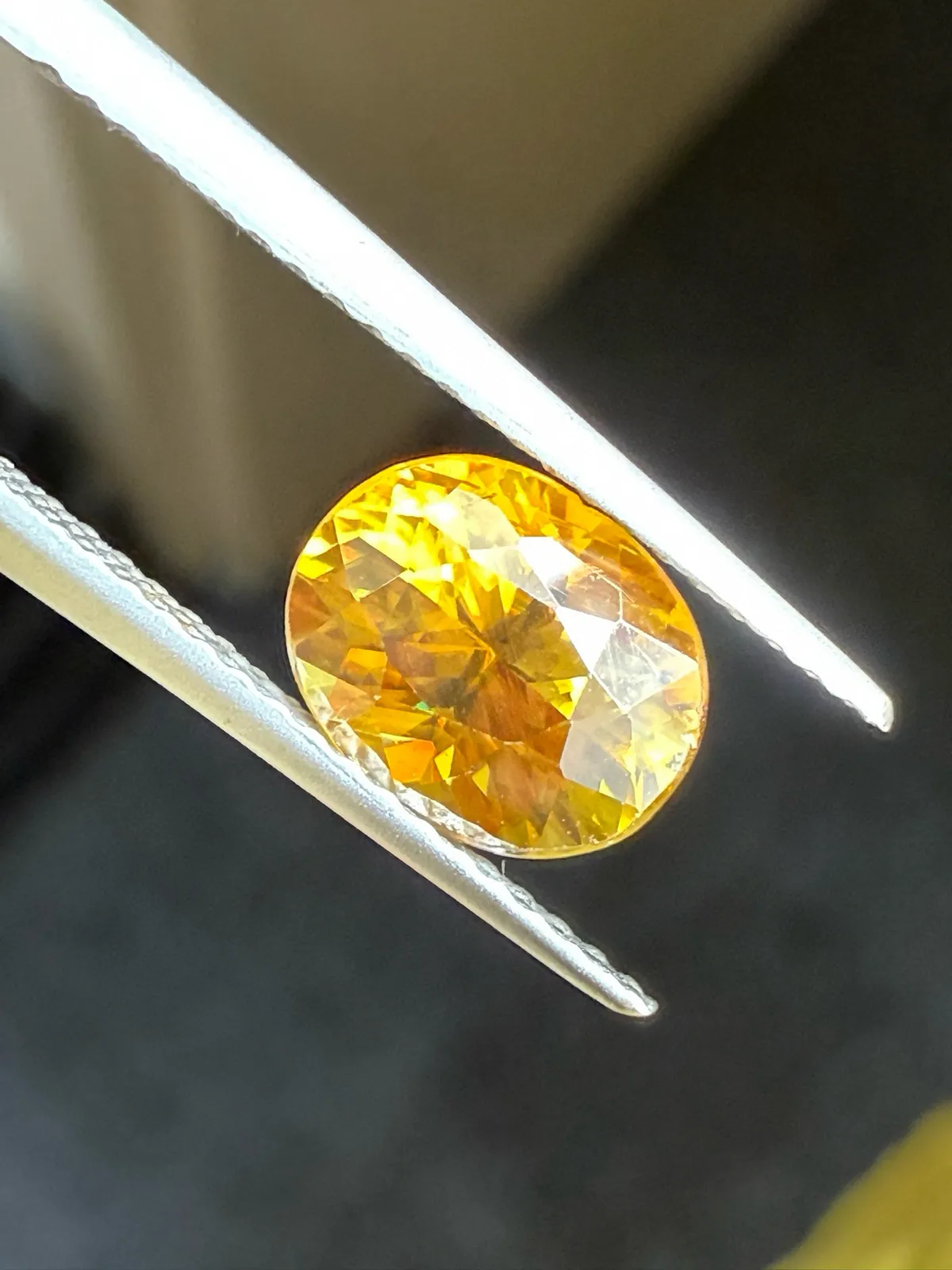 1.855克拉天然榍石戒面裸石，颜色超美，火彩超好，尺寸：8.1*6.5*4.9mm