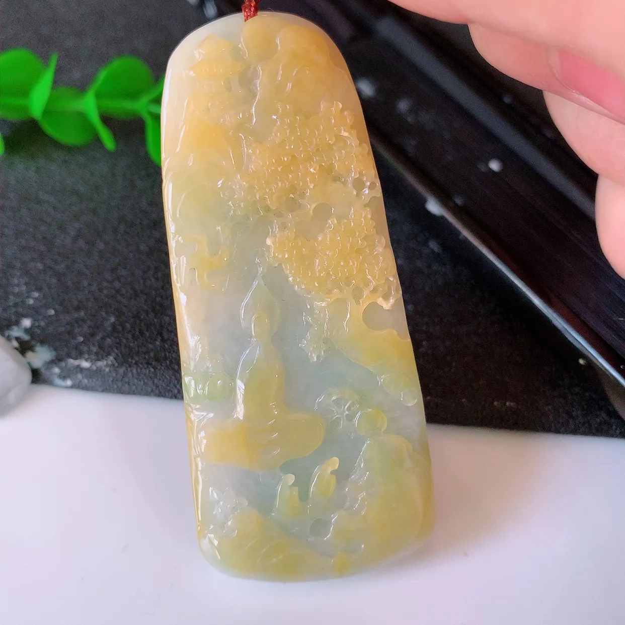 自然光实拍，冰润黄翡双彩翡翠悟道吊坠，悟道寓意“祥和，安宁，吉祥，幸福”，佩戴效果优雅迷人，性价比超高！#41.13