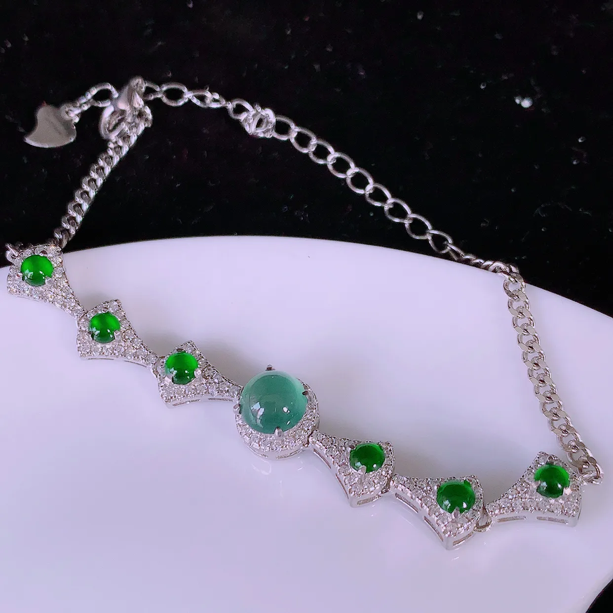 冰透满绿翡翠925银镶嵌手链，自然光实拍，翠色灵动，颜色漂亮，种老水足，品相佳，佩戴佳品！#97.13取一整体8.2*8.2*7.5裸石5.5*5.5