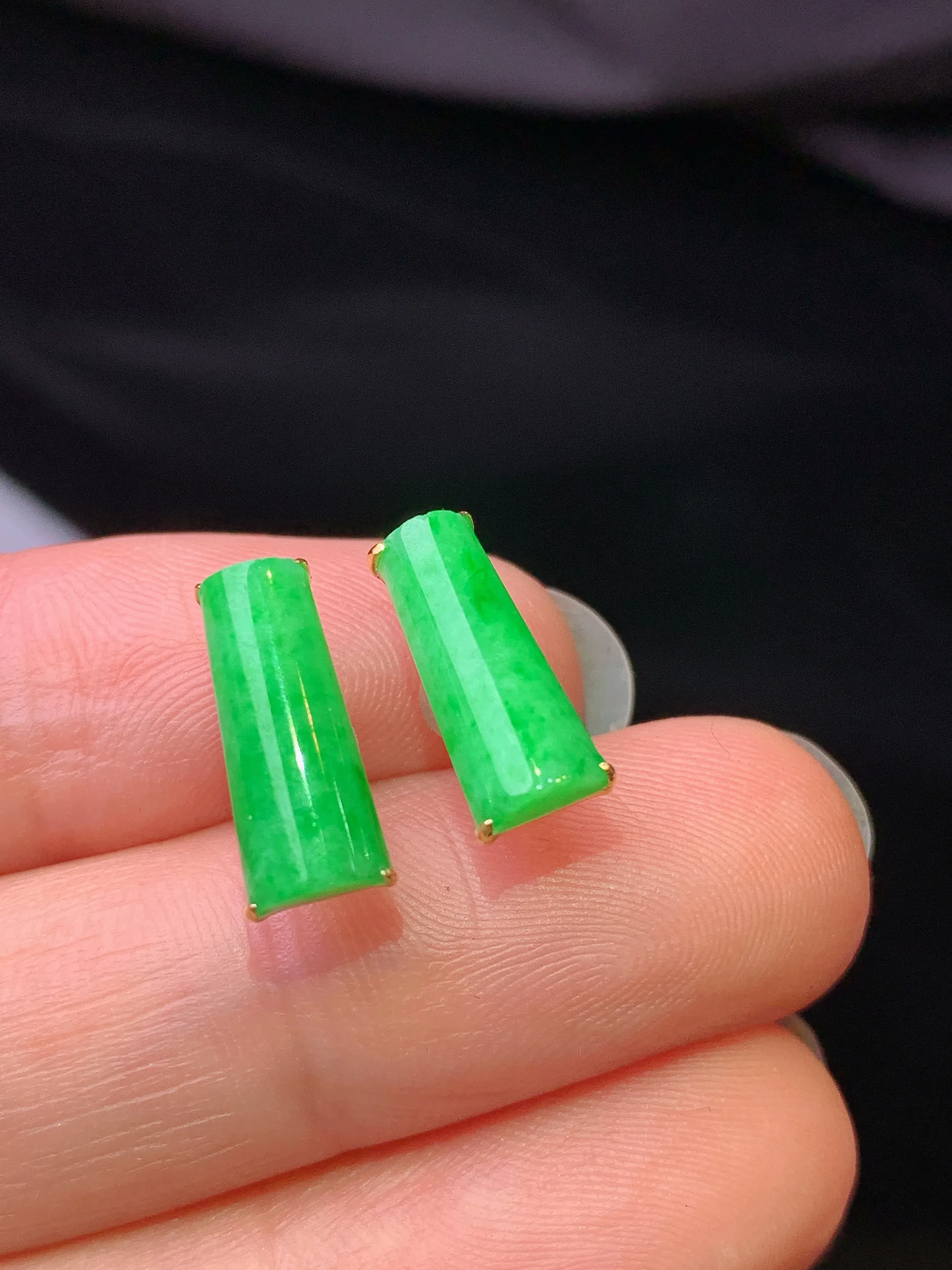 18k金镶嵌翠绿玉柱耳钉 玉质细腻 色泽艳丽清新 裸石尺寸12.6*5*2.5
