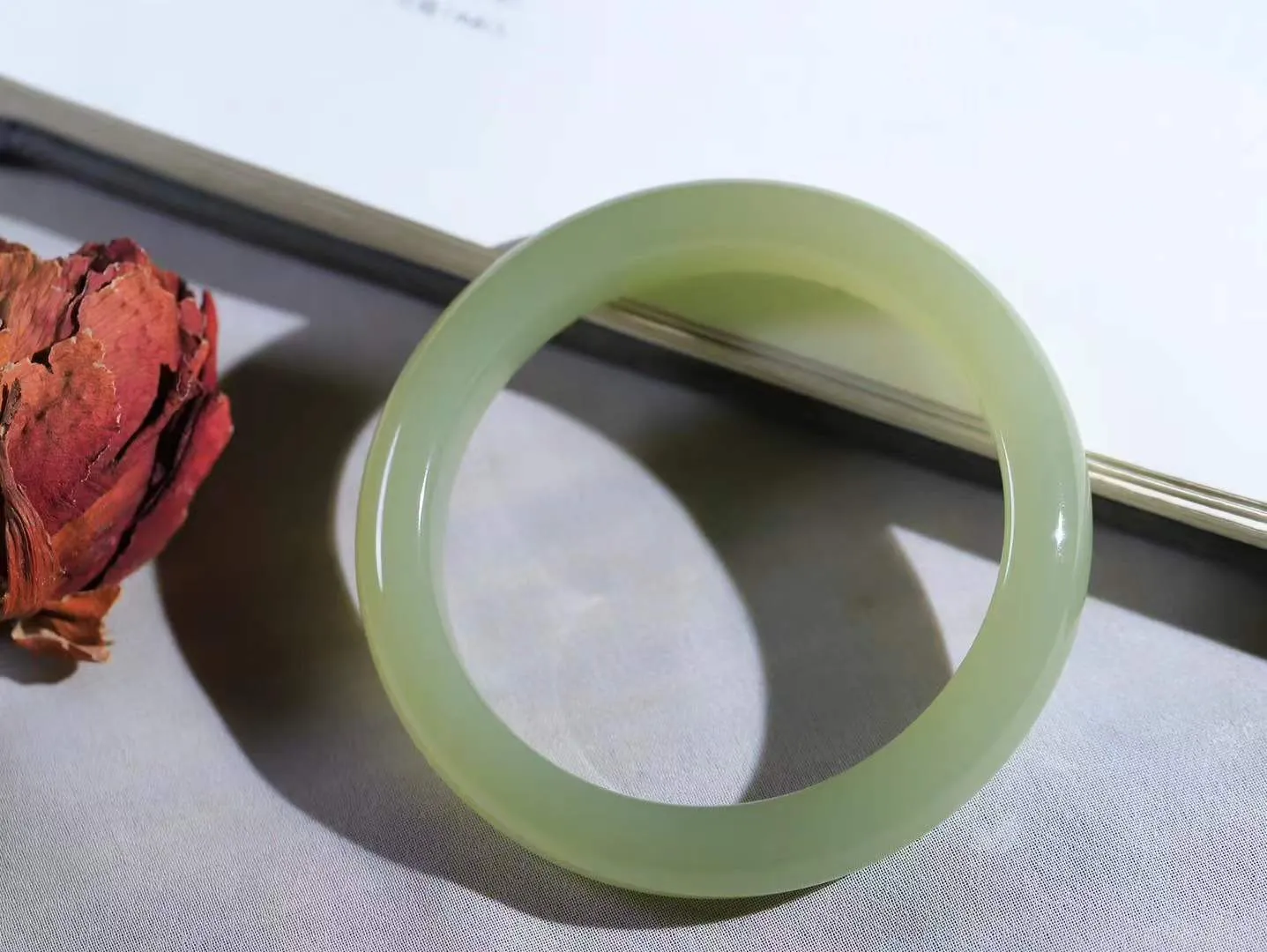 【晴水相伴.镯】

精品️和田玉晴水手镯，以其淡雅的晴水色调，成为腕间的一抹亮色。玉质细腻，触感温