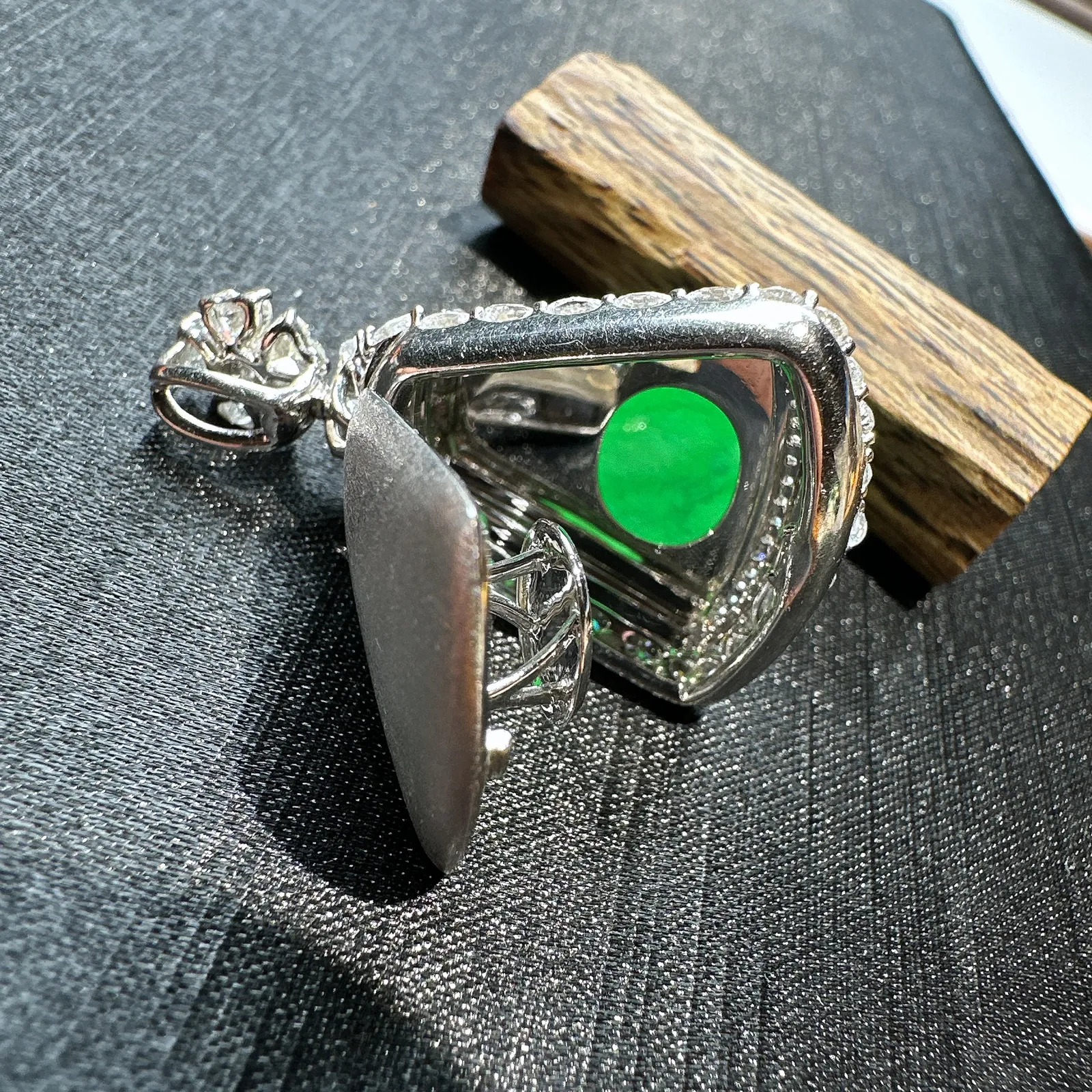 【冰种满绿无事牌】阳绿色泽，种水上乘，通透闪亮，晶莹剔透。18K金钻镶嵌，裸石尺寸18.2*18.9*2.8毫米。