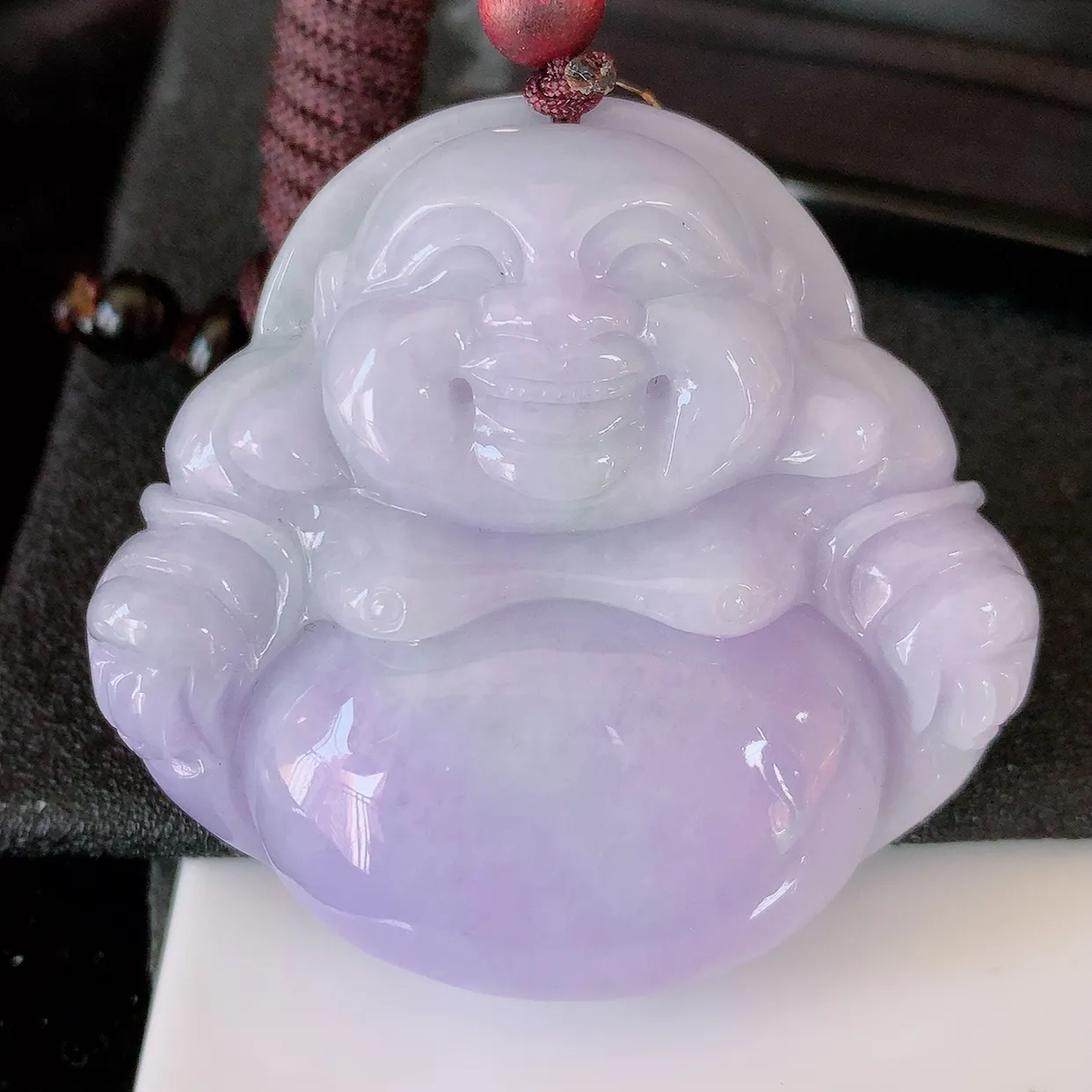 自然光实拍，大件厚装冰润紫罗兰翡翠佛公吊坠，开心笑佛，种老水足，颜色漂亮，立体饱满圆润，佩戴效果赞#46.13